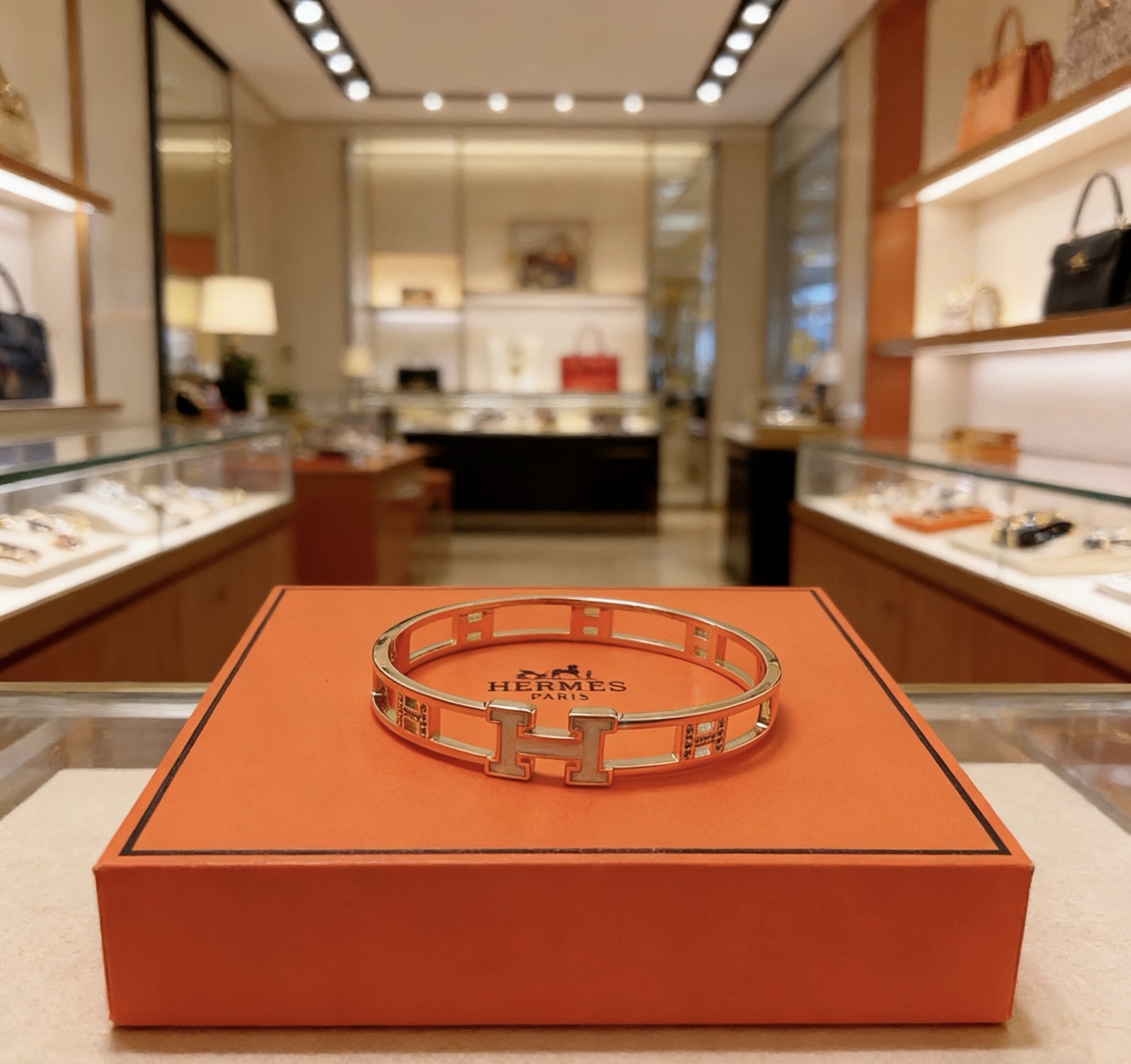 Bracciale Hermes Clic H in metallo color oro rosa con smalto bianco e accenti di diamanti trasparenti, circonferenza interna di 17 cm