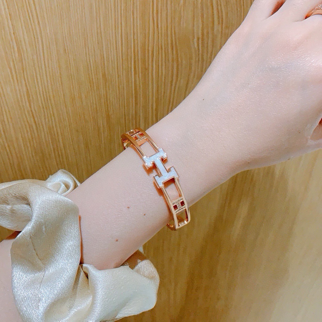 Bracciale Hermes Clic H in metallo color oro rosa con smalto bianco e accenti di diamanti trasparenti, circonferenza interna di 17 cm