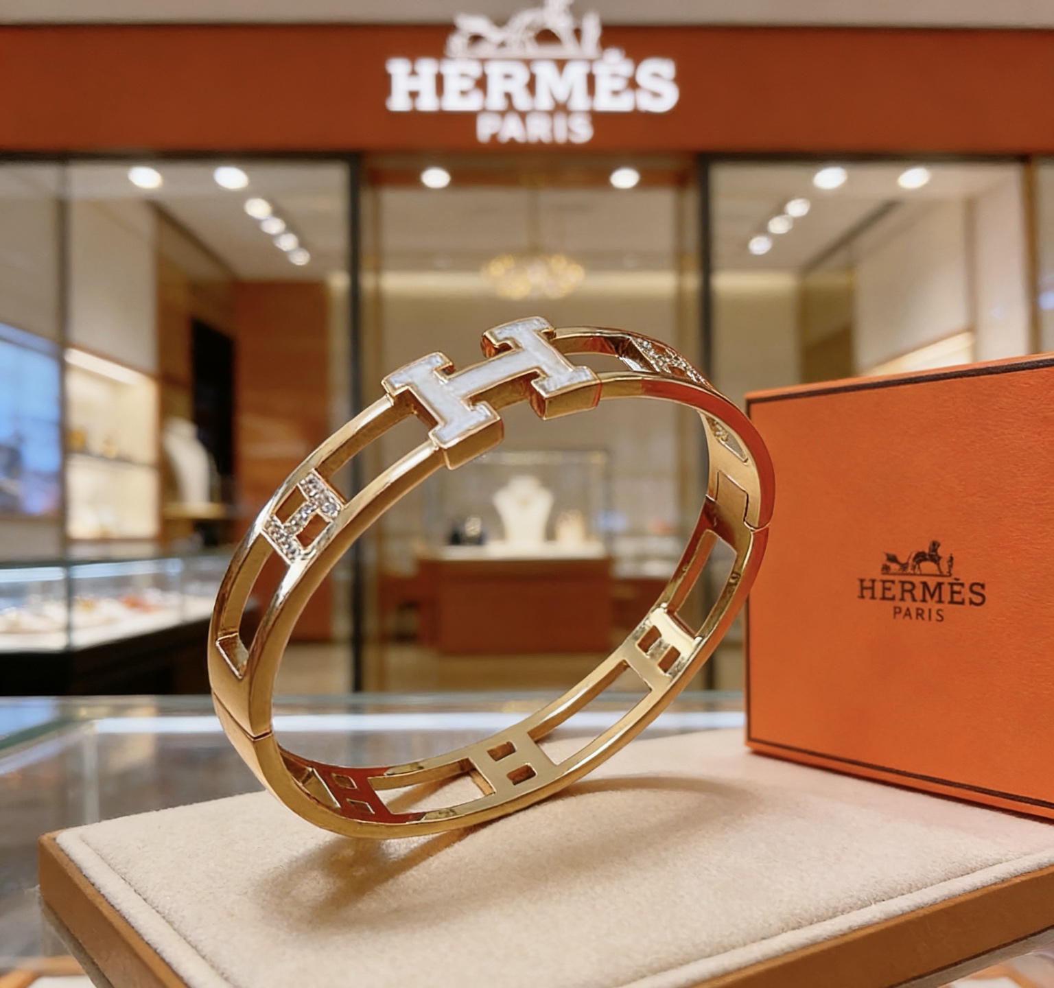 Bracciale Hermes Clic H in metallo color oro rosa con smalto bianco e accenti di diamanti trasparenti, circonferenza interna di 17 cm