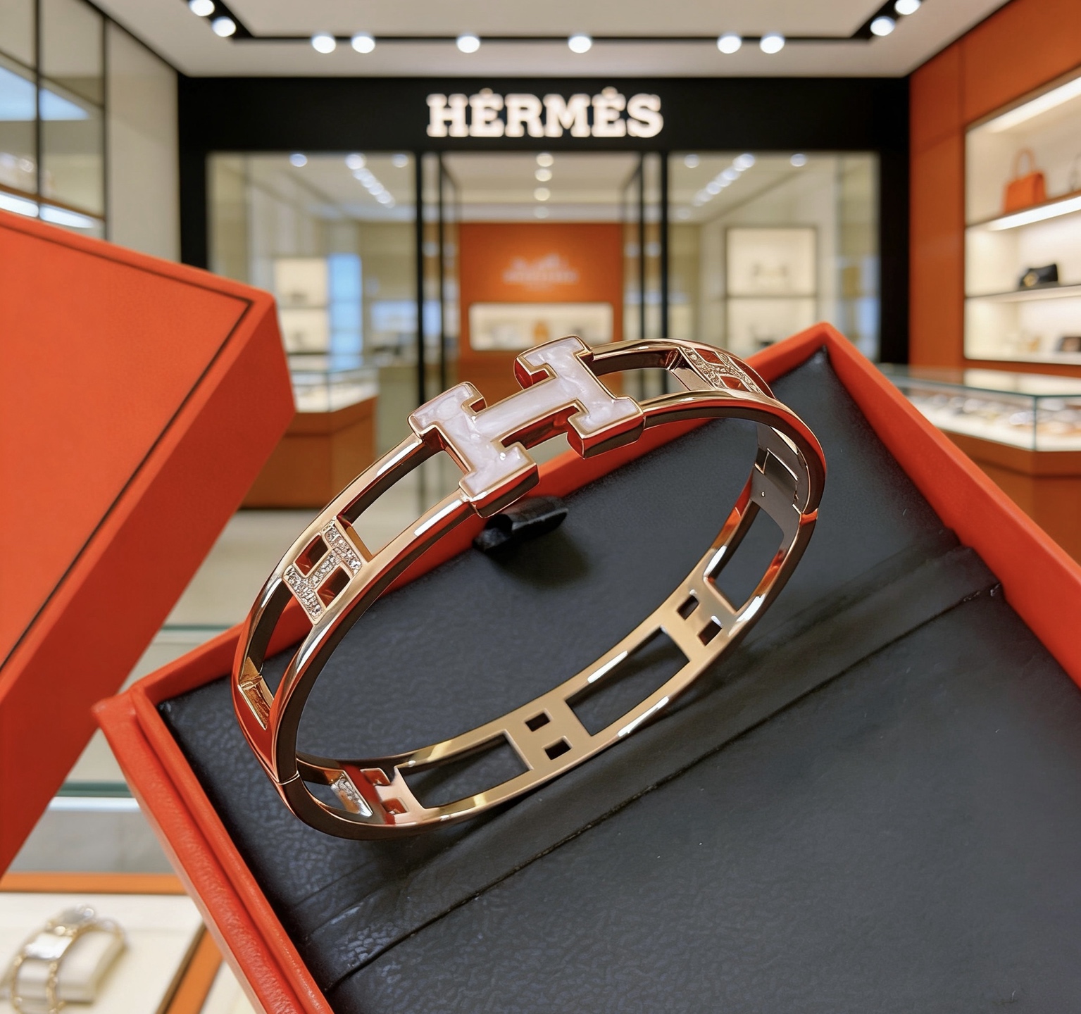 Bracciale Hermes Clic H in metallo color oro rosa con smalto bianco e accenti di diamanti trasparenti, circonferenza interna di 17 cm