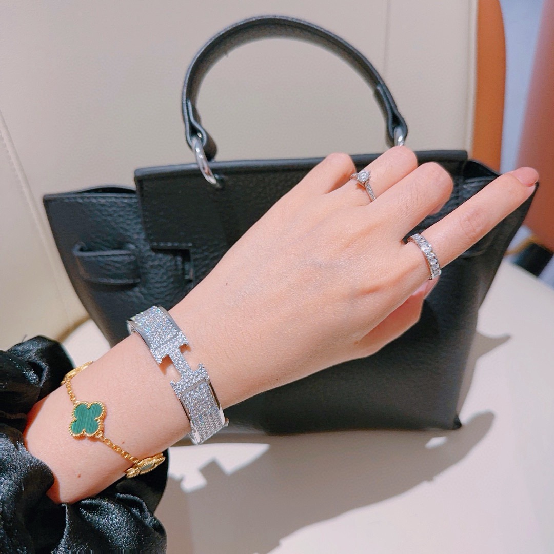 Bracciale Hermes Clic H in metallo argentato con diamanti trasparenti full-pave di 17 cm