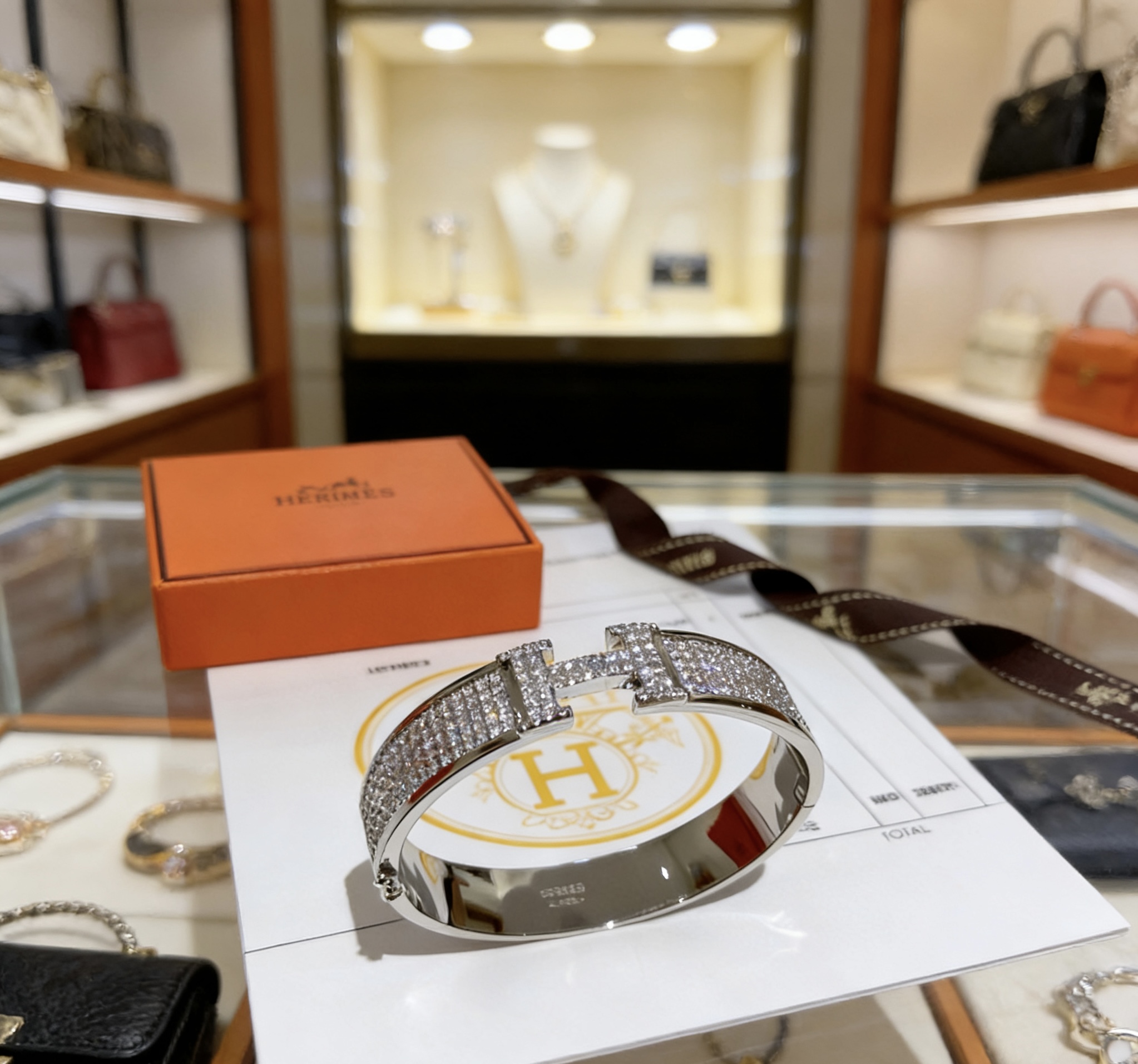 Bracciale Hermes Clic H in metallo argentato con diamanti trasparenti full-pave di 17 cm
