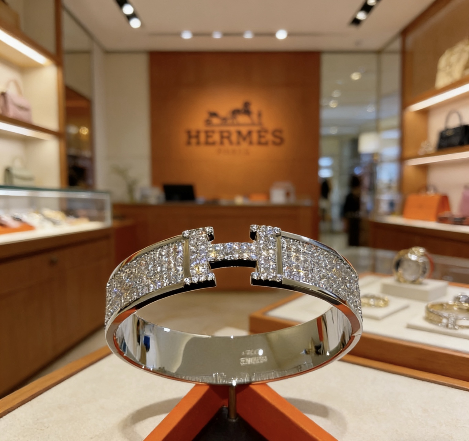 Bracciale Hermes Clic H in metallo argentato con diamanti trasparenti full-pave di 17 cm