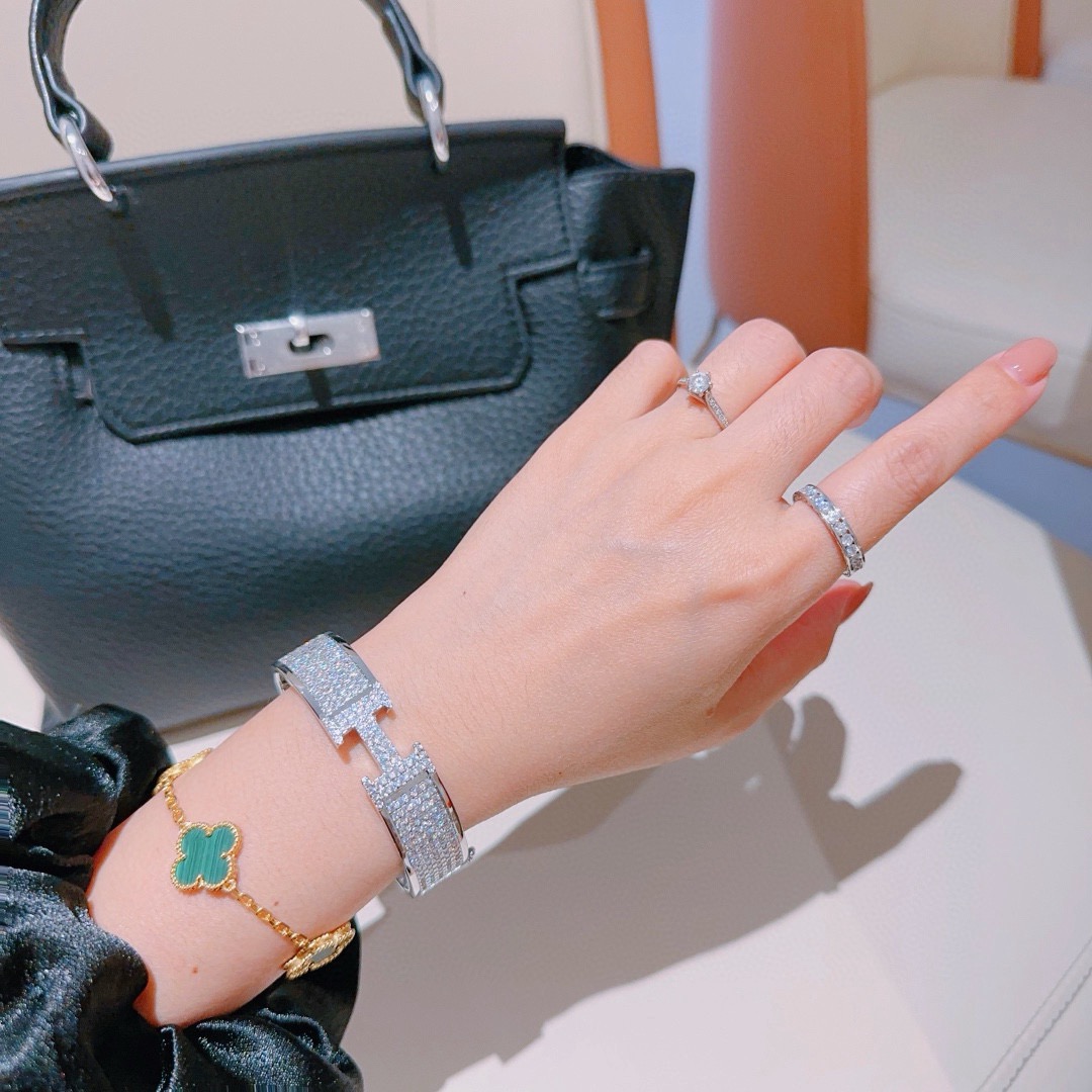 Bracciale Hermes Clic H in metallo argentato con diamanti trasparenti full-pave di 17 cm