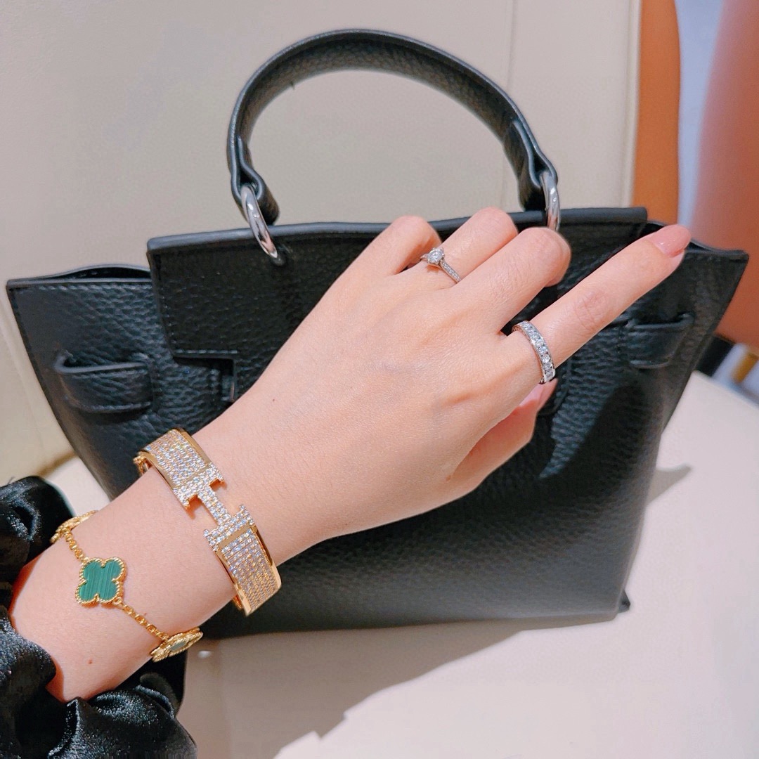Bracciale Hermes Clic Clac H Full Pave Diamond Oro giallo con pavé di diamanti trasparenti, circonferenza interna di 17 cm