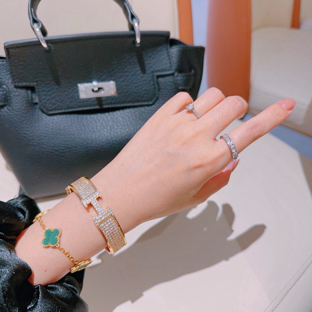 Bracciale Hermes Clic Clac H Full Pave Diamond Oro giallo con pavé di diamanti trasparenti, circonferenza interna di 17 cm