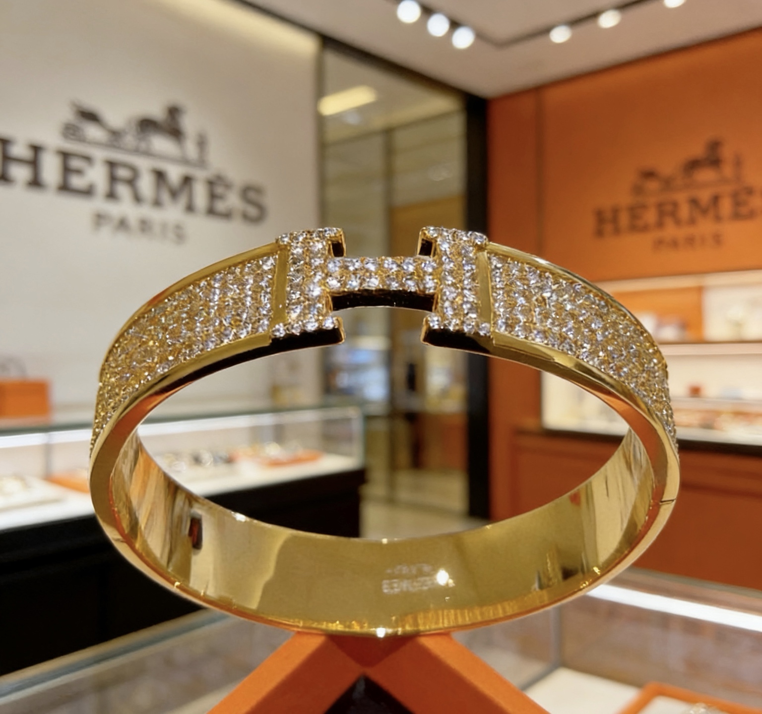Bracciale Hermes Clic Clac H Full Pave Diamond Oro giallo con pavé di diamanti trasparenti, circonferenza interna di 17 cm