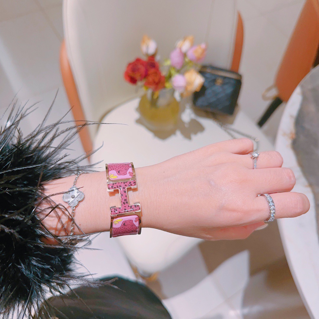 Bracciale Hermes Clic Clac H in metallo placcato oro con smalto rosa con stampa leopardata e accenti gialli da 20 mm