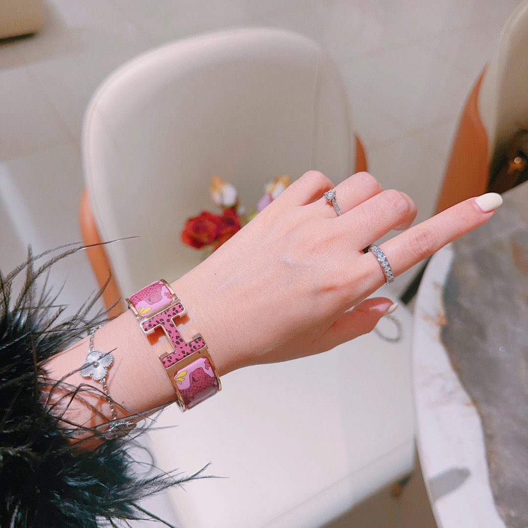 Bracciale Hermes Clic Clac H in metallo placcato oro con smalto rosa con stampa leopardata e accenti gialli da 20 mm