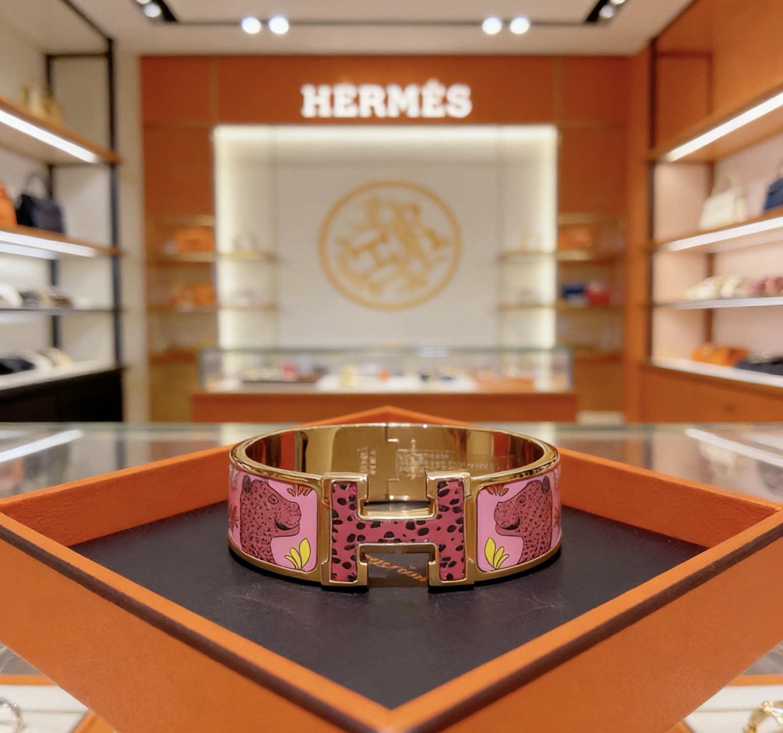 Bracciale Hermes Clic Clac H in metallo placcato oro con smalto rosa con stampa leopardata e accenti gialli da 20 mm