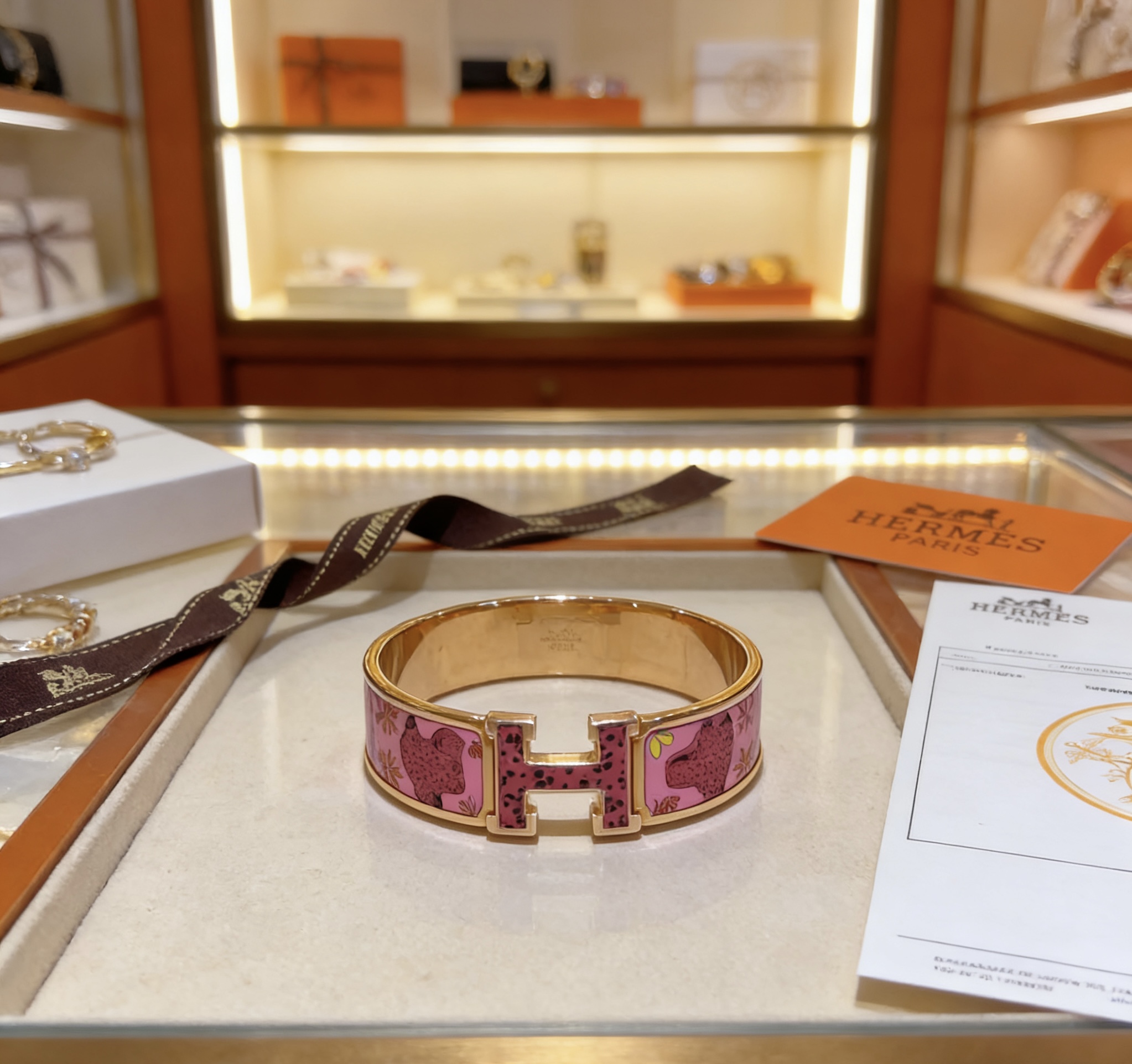 Bracciale Hermes Clic Clac H in metallo placcato oro con smalto rosa con stampa leopardata e accenti gialli da 20 mm