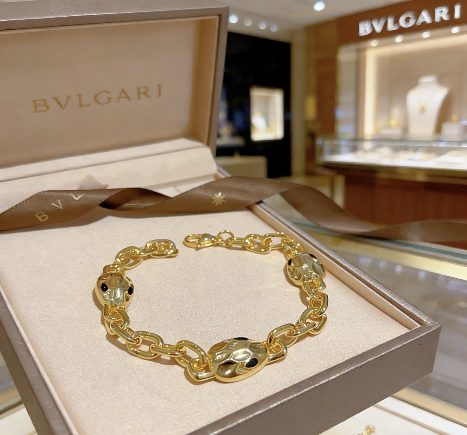 Bvlgari Serpenti bracelet 18k yellow gold with black enamel accents 18cm
