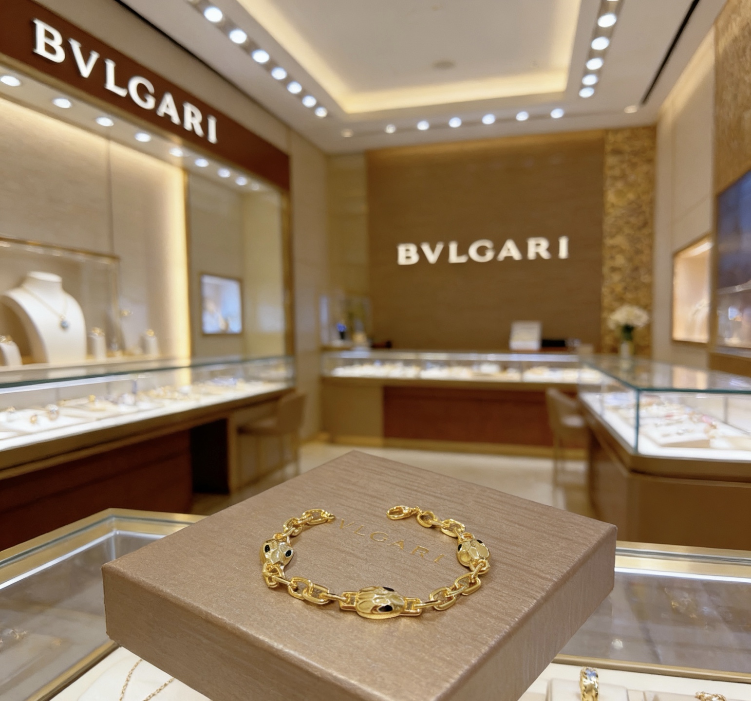 Bvlgari Serpenti bracelet 18k yellow gold with black enamel accents 18cm