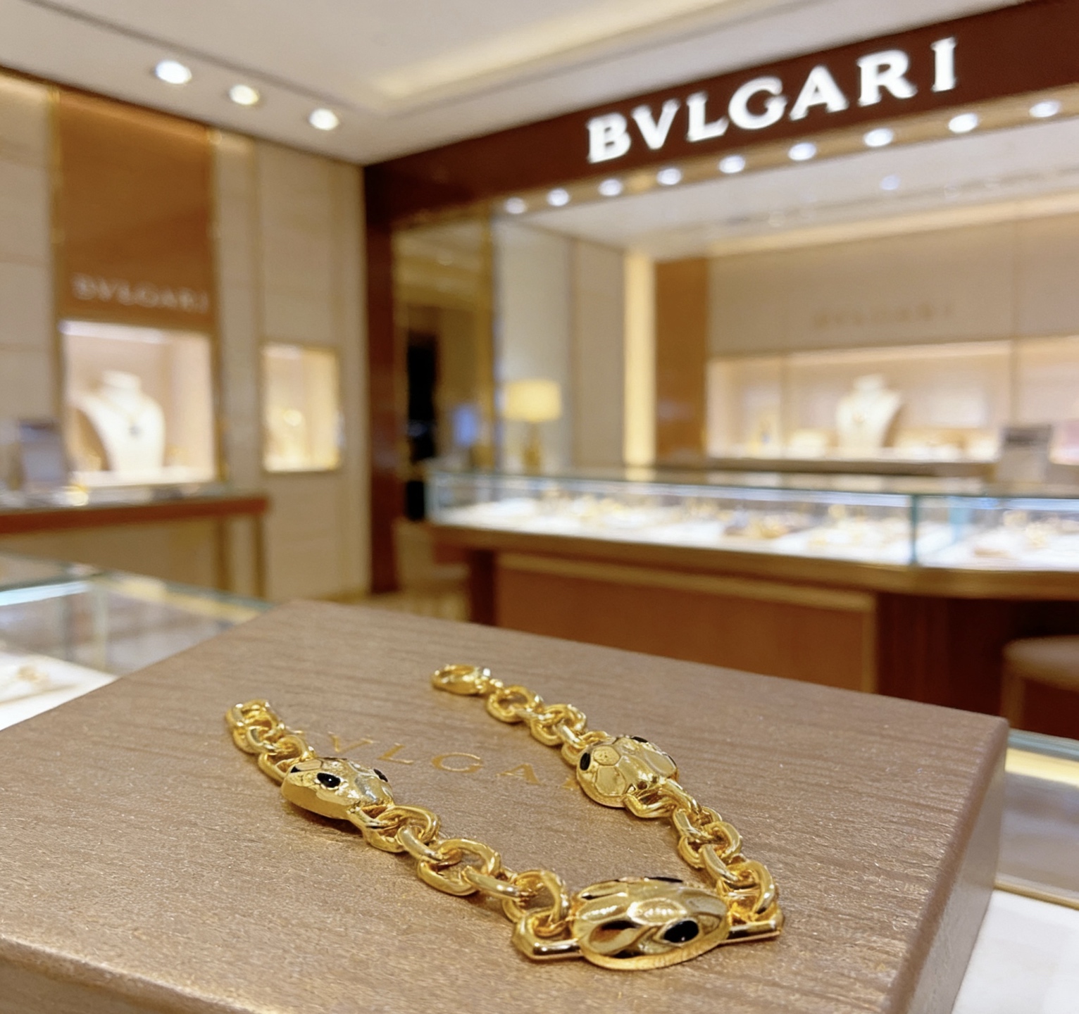 Bvlgari Serpenti bracelet 18k yellow gold with black enamel accents 18cm