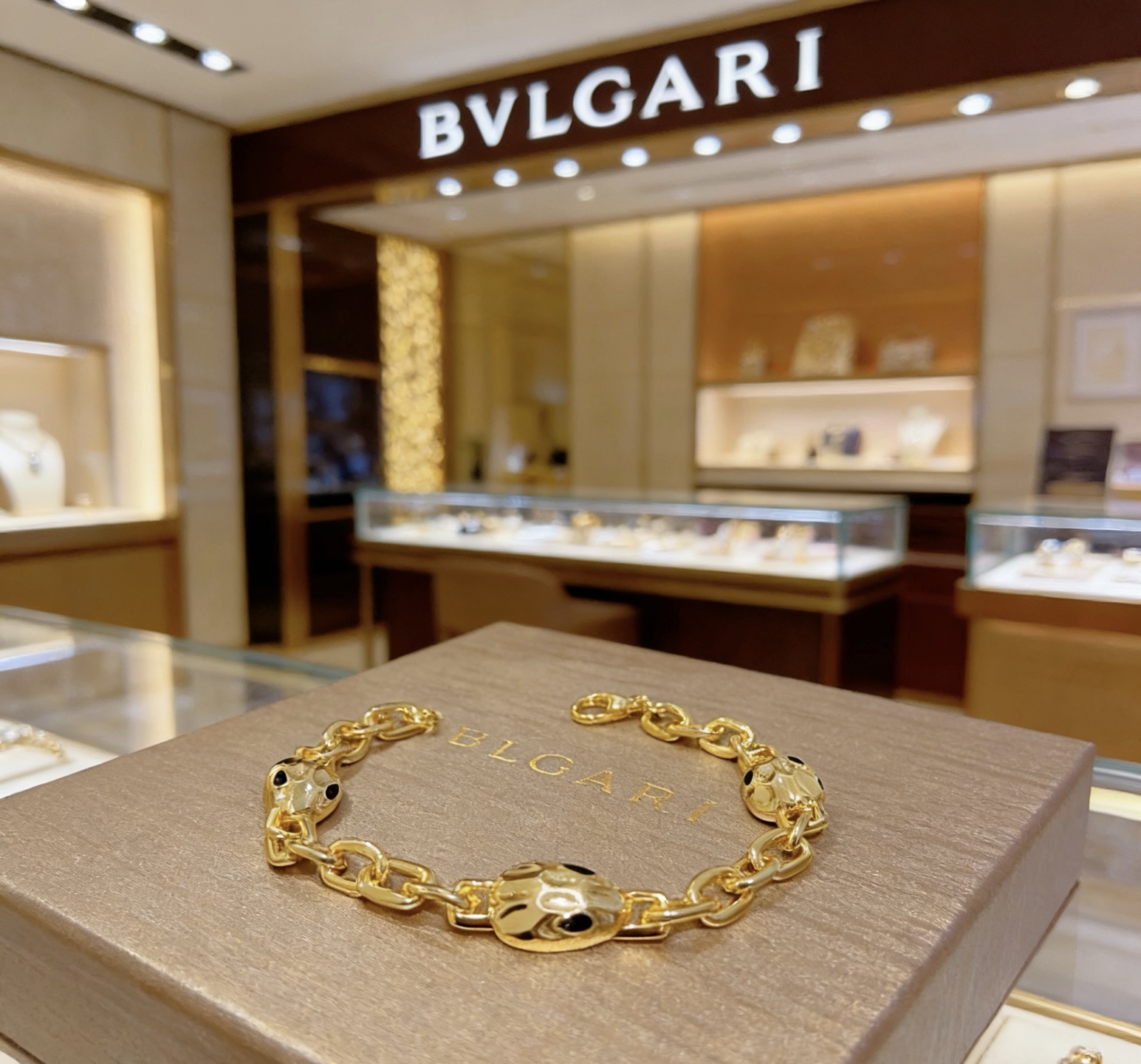 Bvlgari Serpenti bracelet 18k yellow gold with black enamel accents 18cm