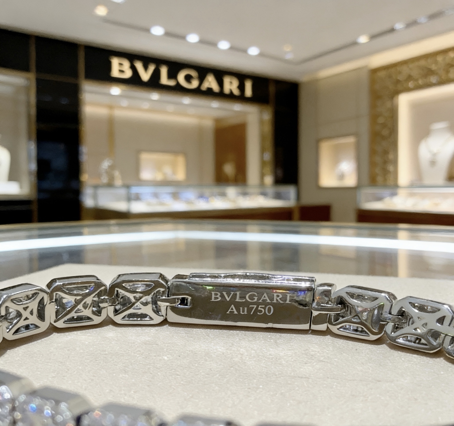 Bvlgari DIVAS DREAM bracelet silver-toned white gold with clear diamond stones 20