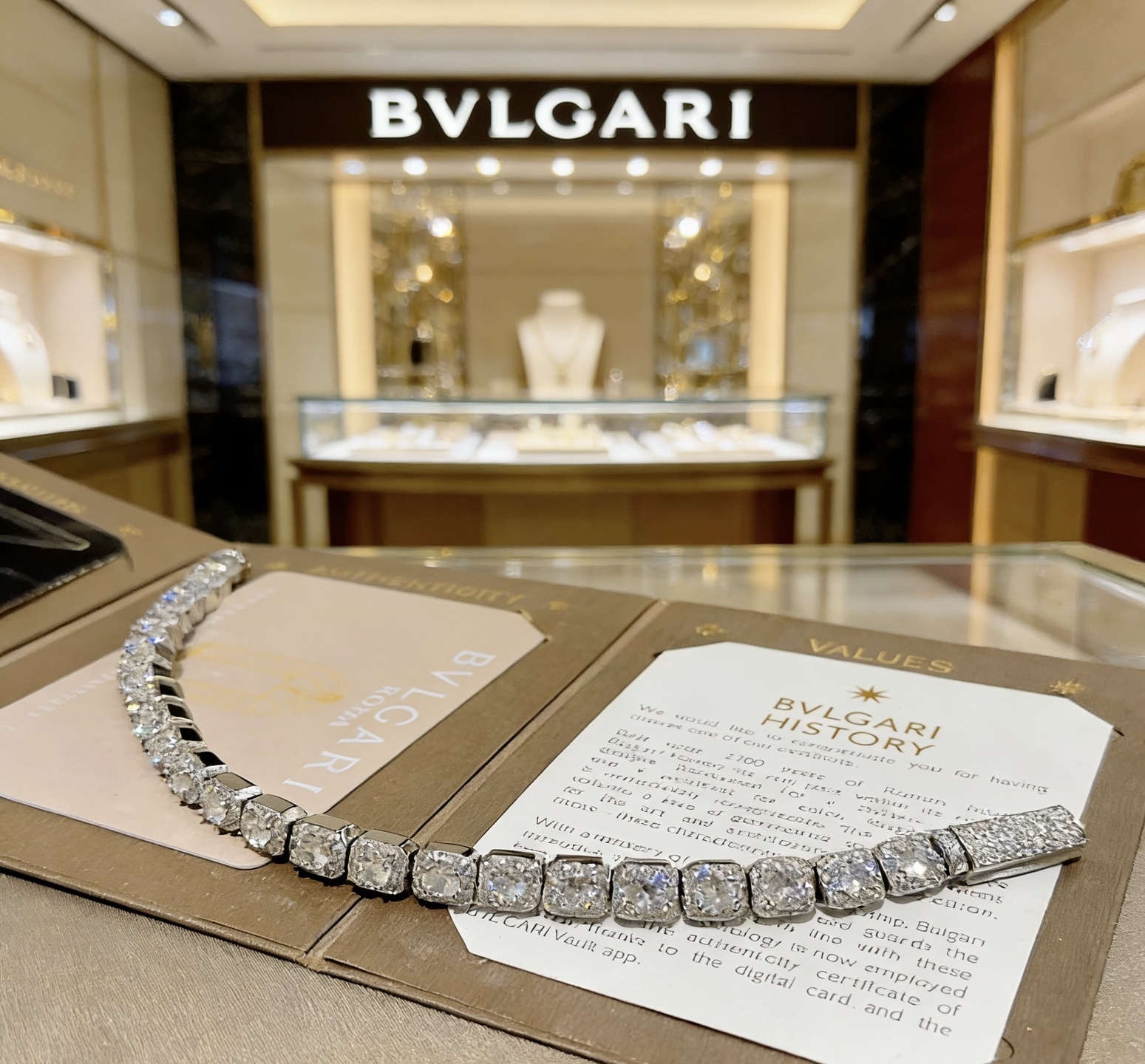 Bvlgari DIVAS DREAM bracelet silver-toned white gold with clear diamond stones 20