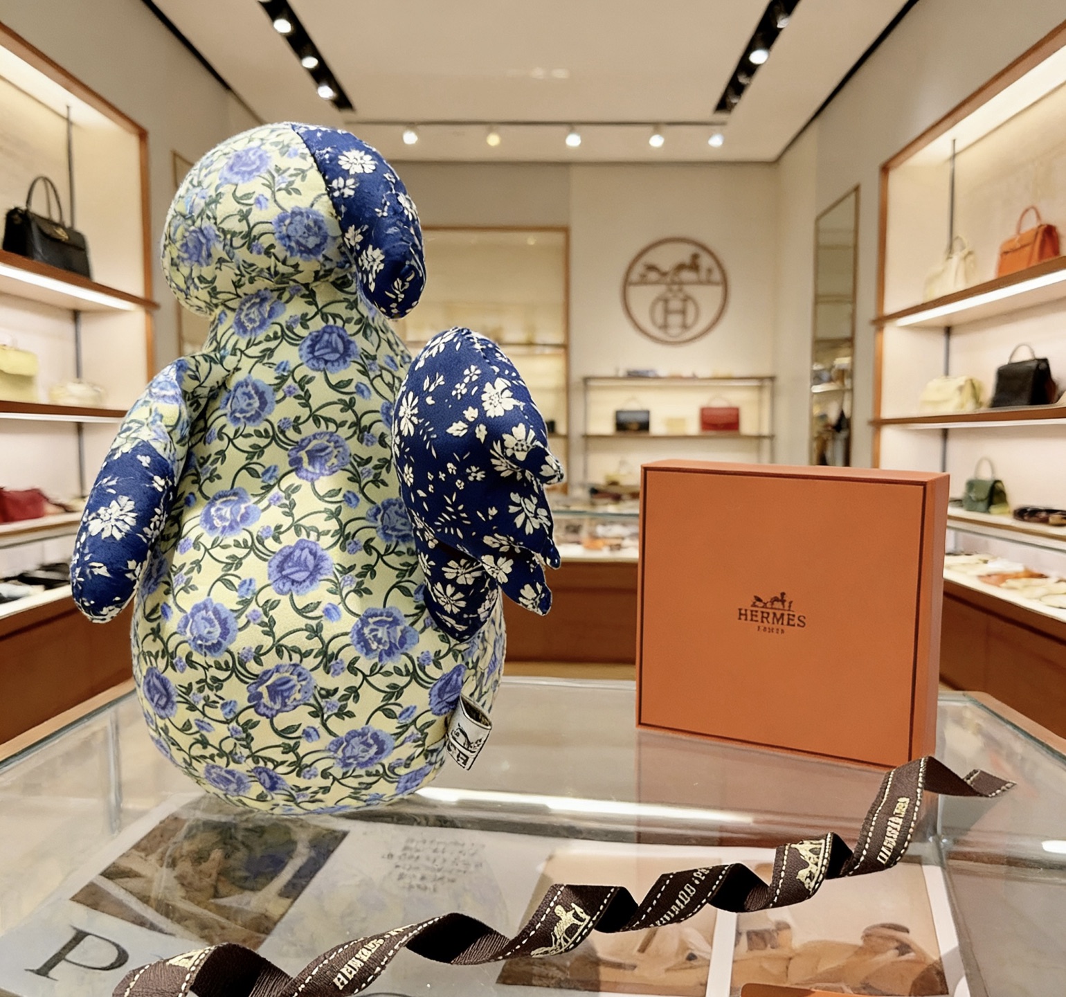 Hermes Ciondolo in peluche Hermes Horse Tessuto color crema con stampa floreale blu motivo ricchezza ricamato rosso e oro accenti floreali blu navy 45 cm