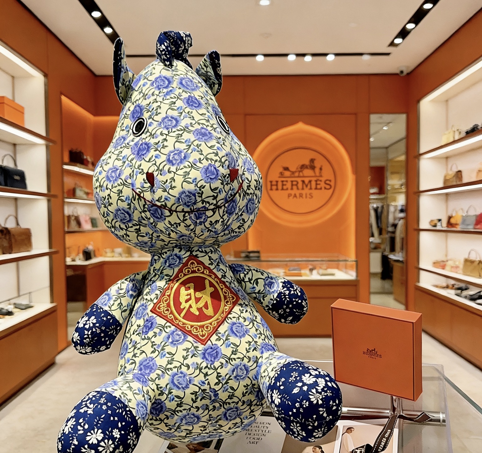 Hermes Ciondolo in peluche Hermes Horse Tessuto color crema con stampa floreale blu motivo ricchezza ricamato rosso e oro accenti floreali blu navy 45 cm