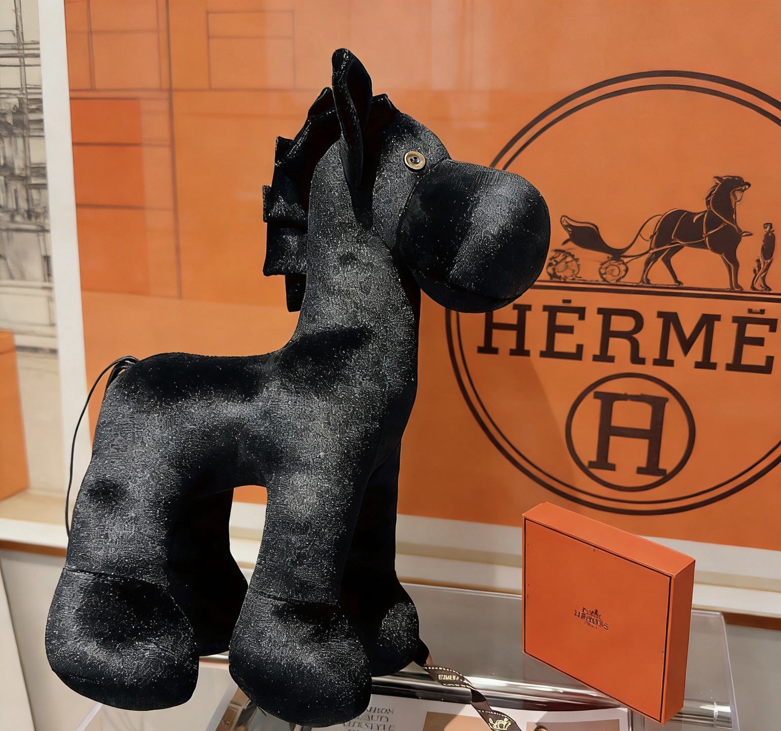 Spilla Hermes Hermy Horse in peluche Tessuto nero con bottoni color oro con glitter argento e accenti di coda in pelle nera 35 cm