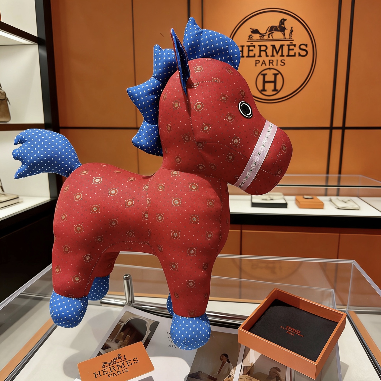 Spilla Hermes Hermy Plush Horse Corpo in tessuto rosso con accenti in tessuto a pois blu finiture decorative bianche dettagli occhi neri 35 cm
