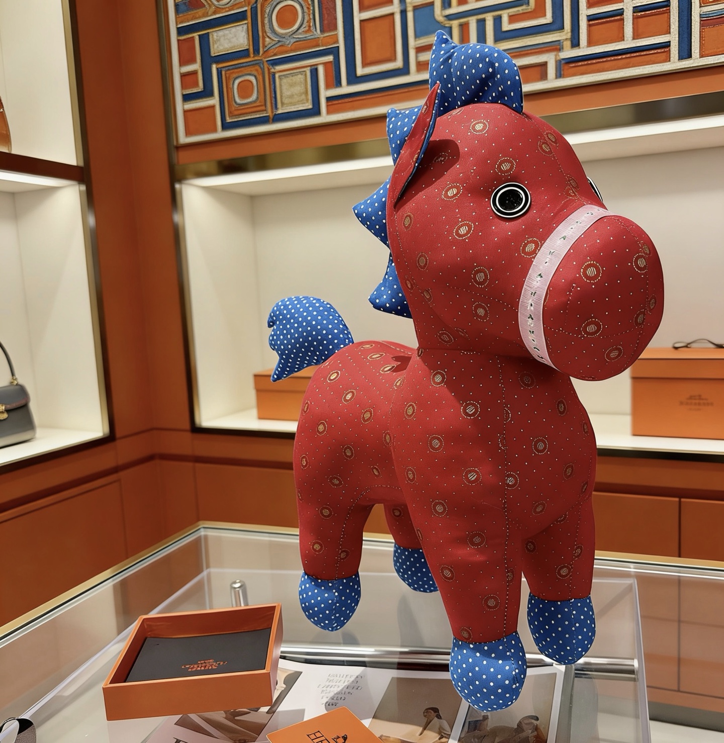 Spilla Hermes Hermy Plush Horse Corpo in tessuto rosso con accenti in tessuto a pois blu finiture decorative bianche dettagli occhi neri 35 cm