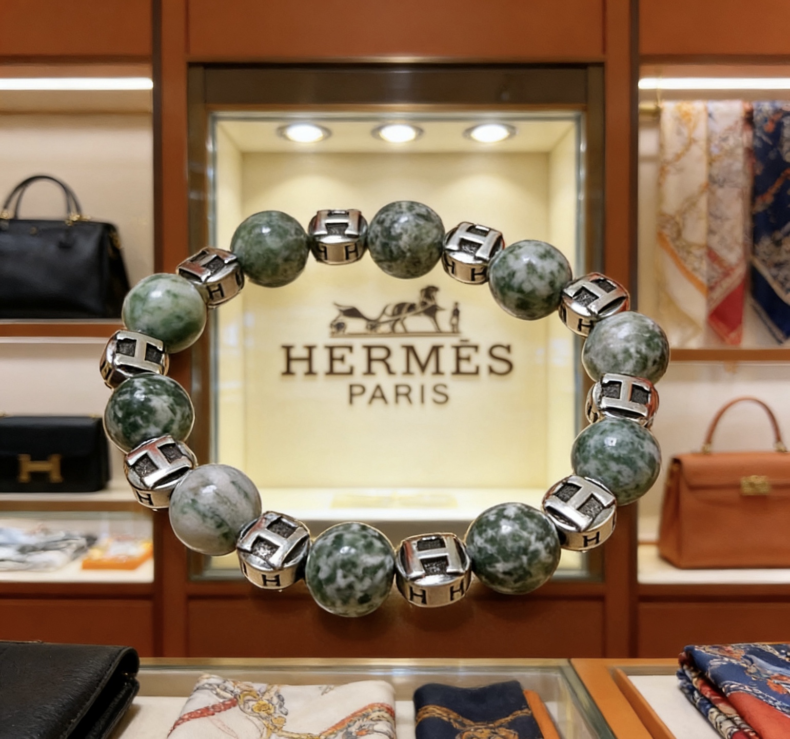 Bracciale Hermes Anger Forest in metallo argentato con perle di pietra naturale maculata verde 18 cm