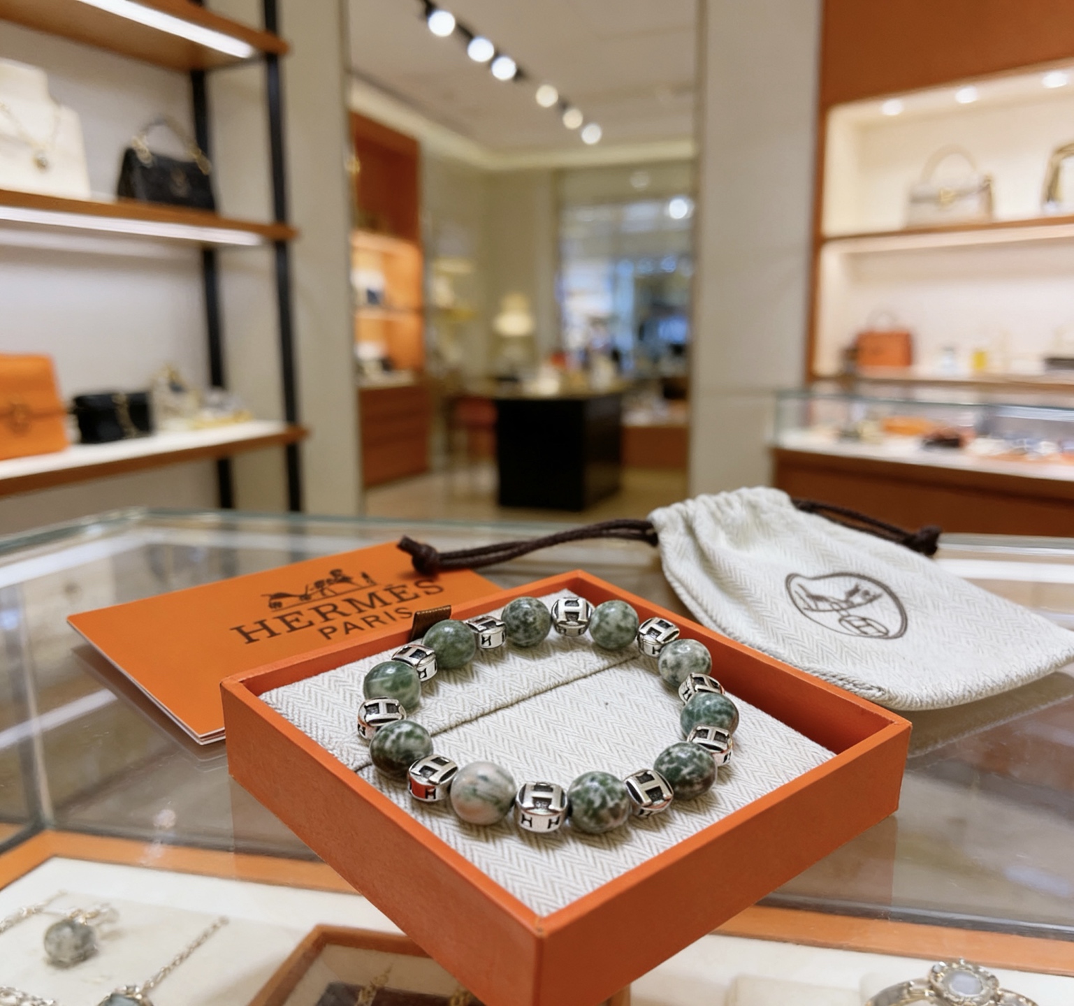 Bracciale Hermes Anger Forest in metallo argentato con perle di pietra naturale maculata verde 18 cm