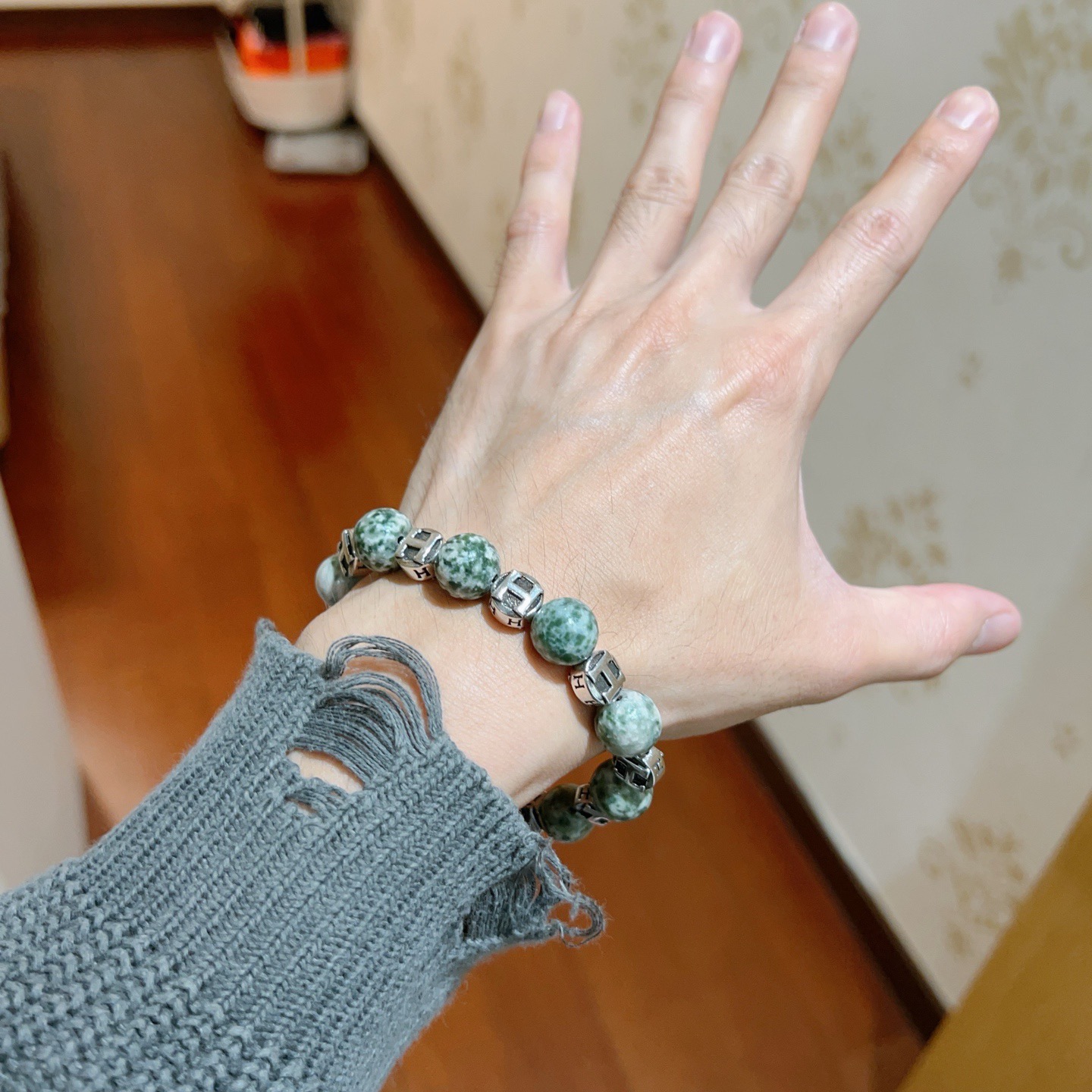 Bracciale Hermes Anger Forest in metallo argentato con perle di pietra naturale maculata verde 18 cm