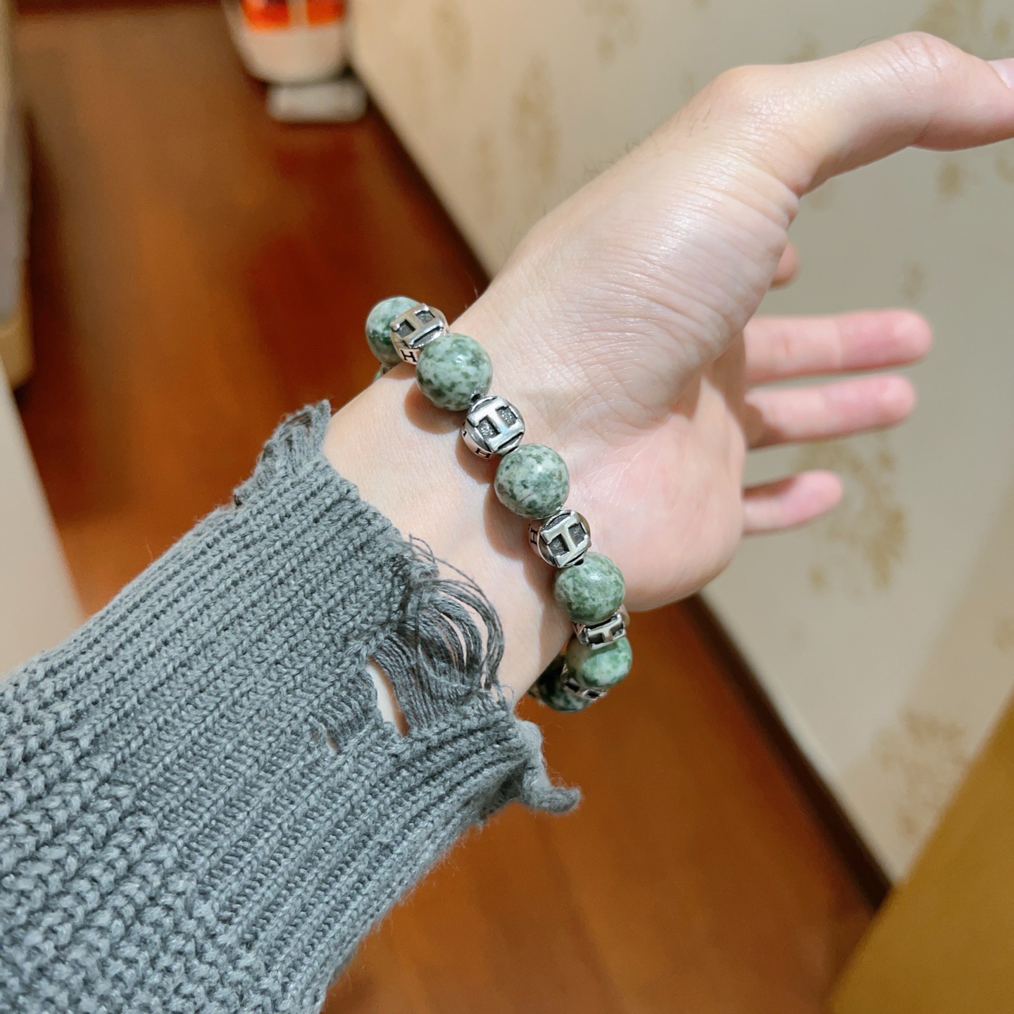 Bracciale Hermes Anger Forest in metallo argentato con perle di pietra naturale maculata verde 18 cm