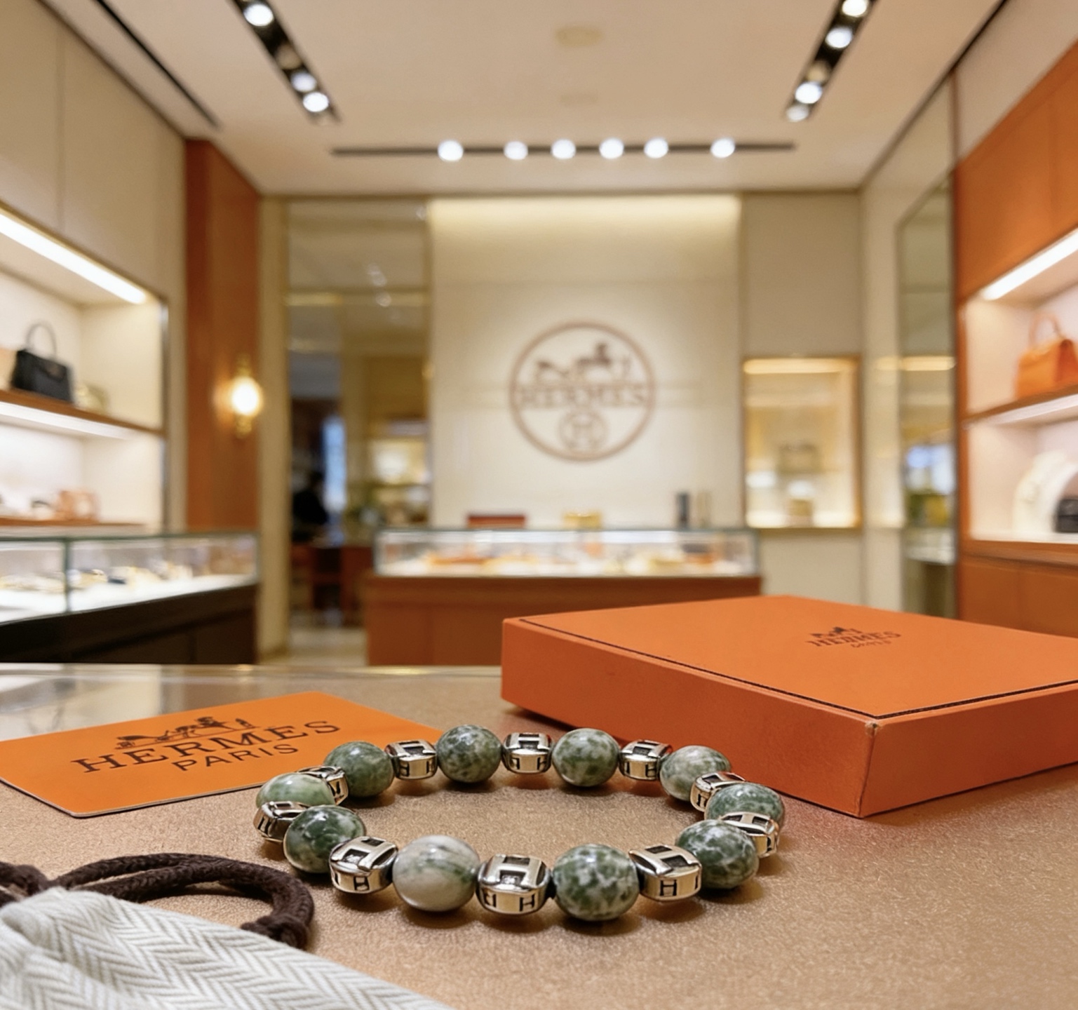 Bracciale Hermes Anger Forest in metallo argentato con perle di pietra naturale maculata verde 18 cm