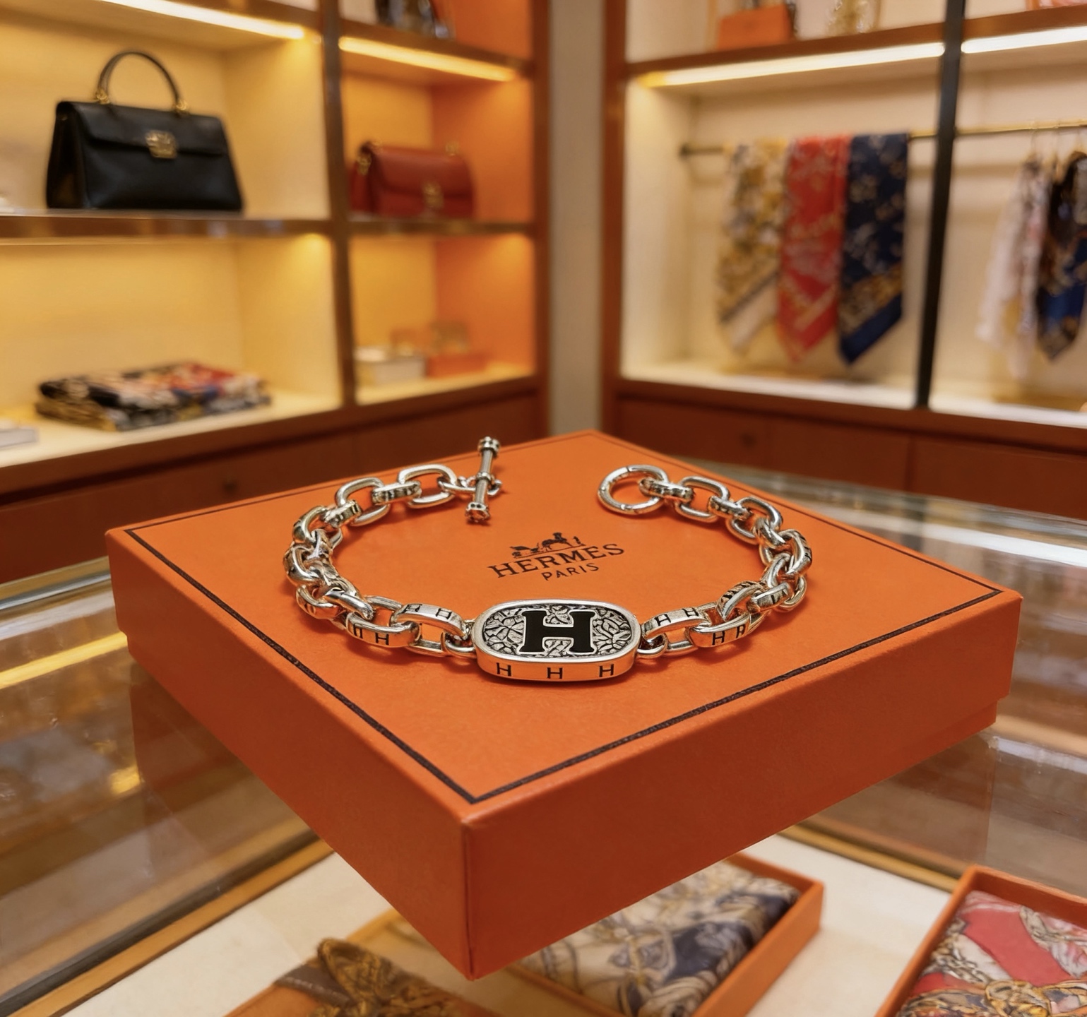 Bracciale Hermes H Logo Chain Bracciale Metallo color argento con dettaglio H smaltato nero 19 cm