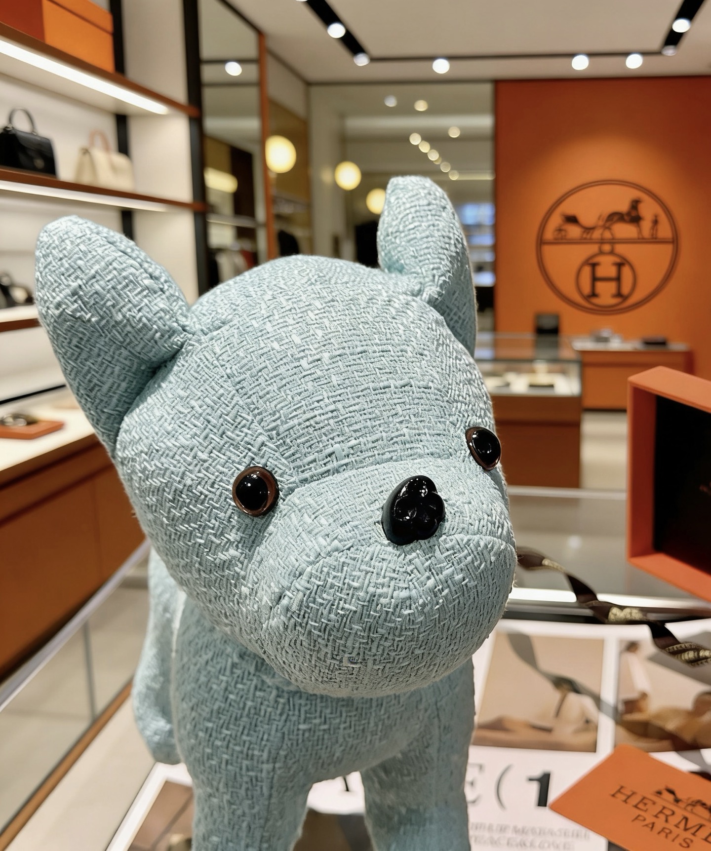 Pendentif Hermes Buddy French Bulldog Plush Charm Tissu texturé bleu clair avec yeux en plastique noir et marron nez en plastique noir 28cm