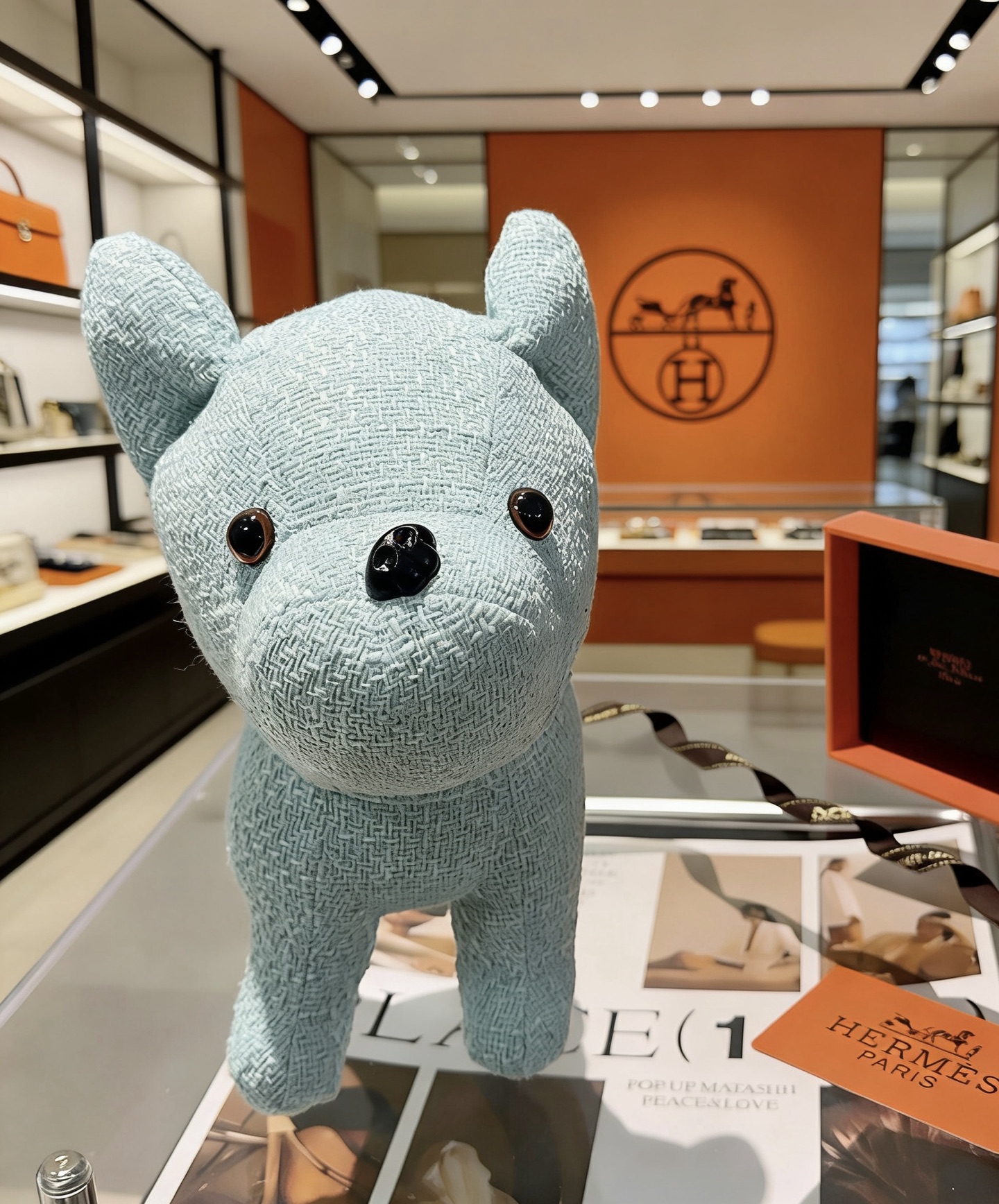 Pendentif Hermes Buddy French Bulldog Plush Charm Tissu texturé bleu clair avec yeux en plastique noir et marron nez en plastique noir 28cm