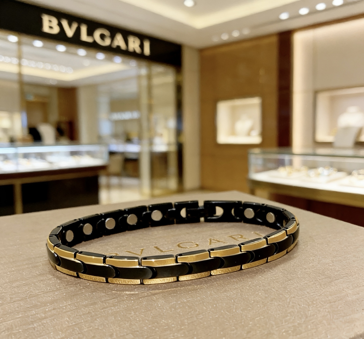 Bvlgari Divas Dream bracelet Yellow gold and black ceramic with silver-toned magnetic accents 19cm