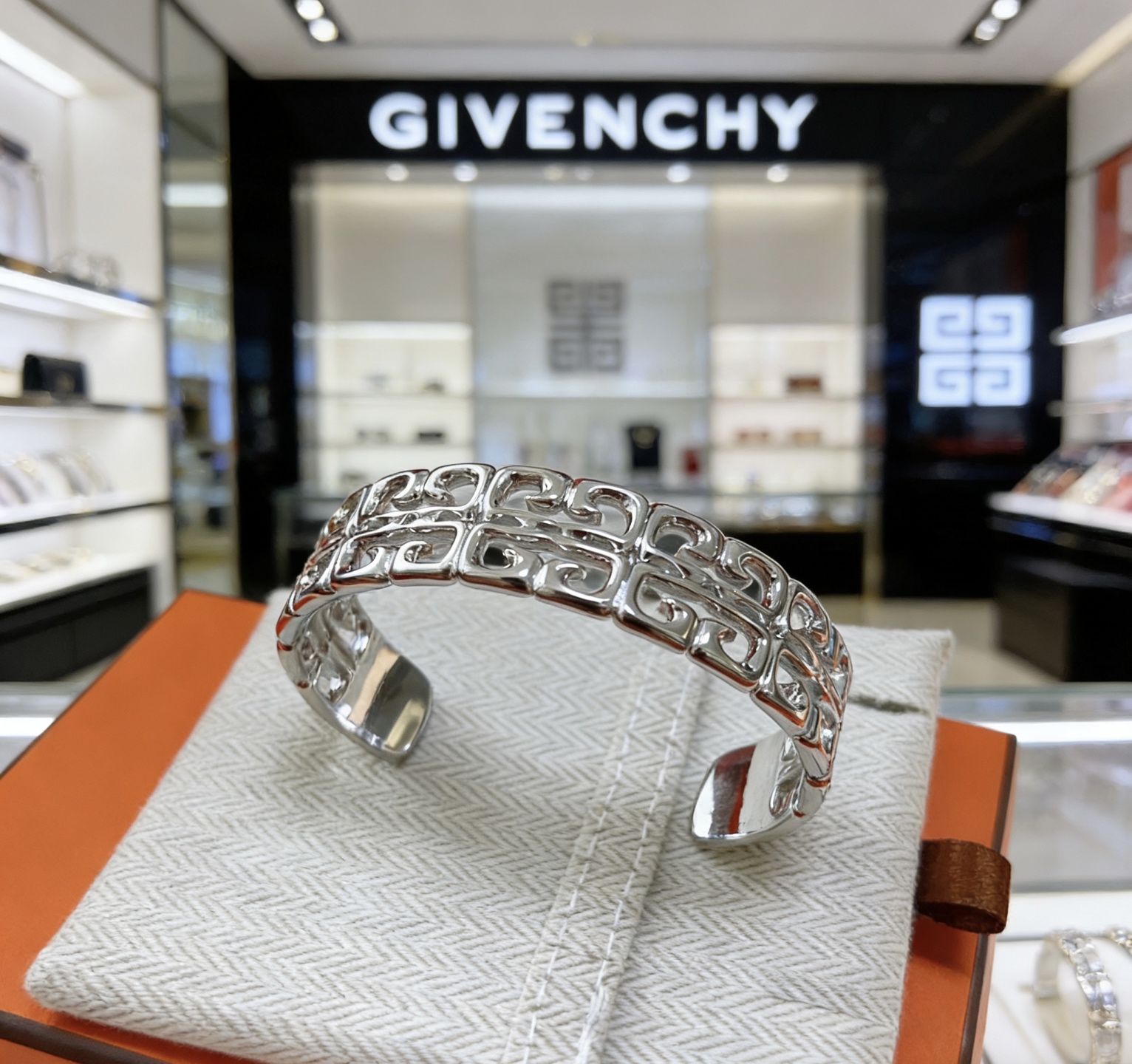 Luxury necklace
