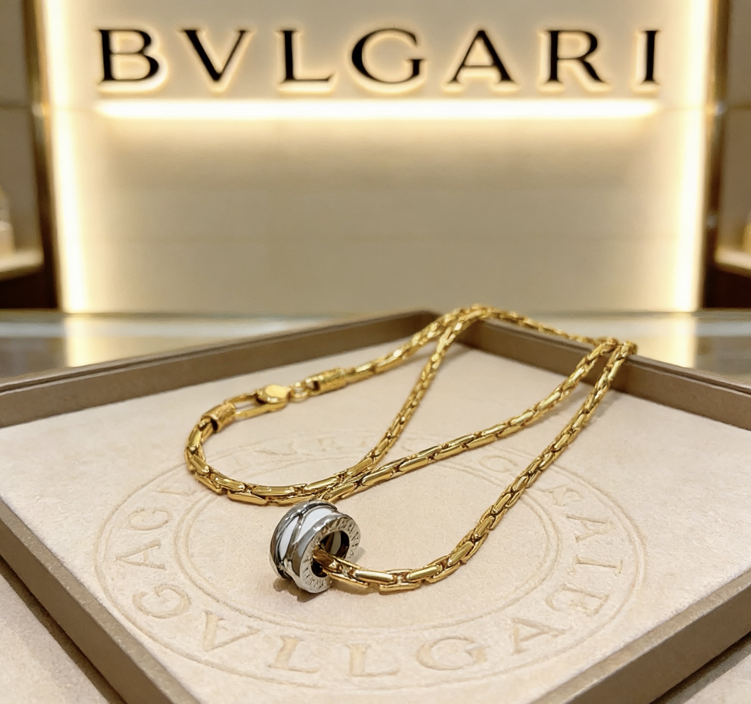 Bvlgari B zero1 necklace Yellow gold chain white ceramic and silver-toned metal pendant 45cm