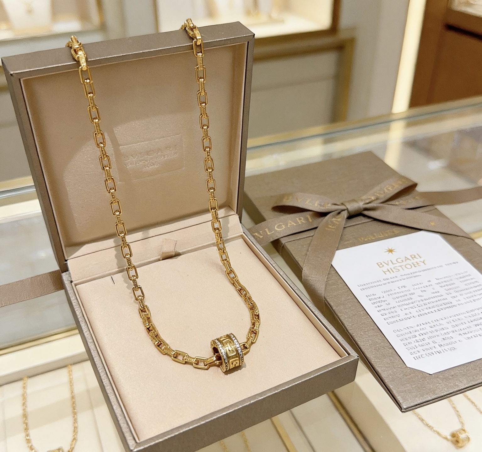 Bvlgari Bvlgari Roma necklace Yellow gold with clear diamond accents 45cm