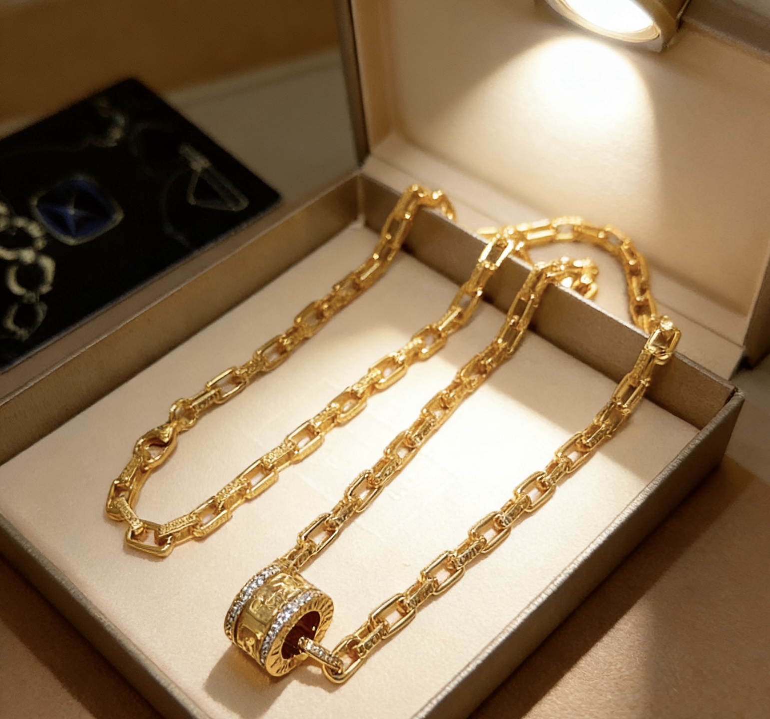 Bvlgari Bvlgari Roma necklace Yellow gold with clear diamond accents 45cm