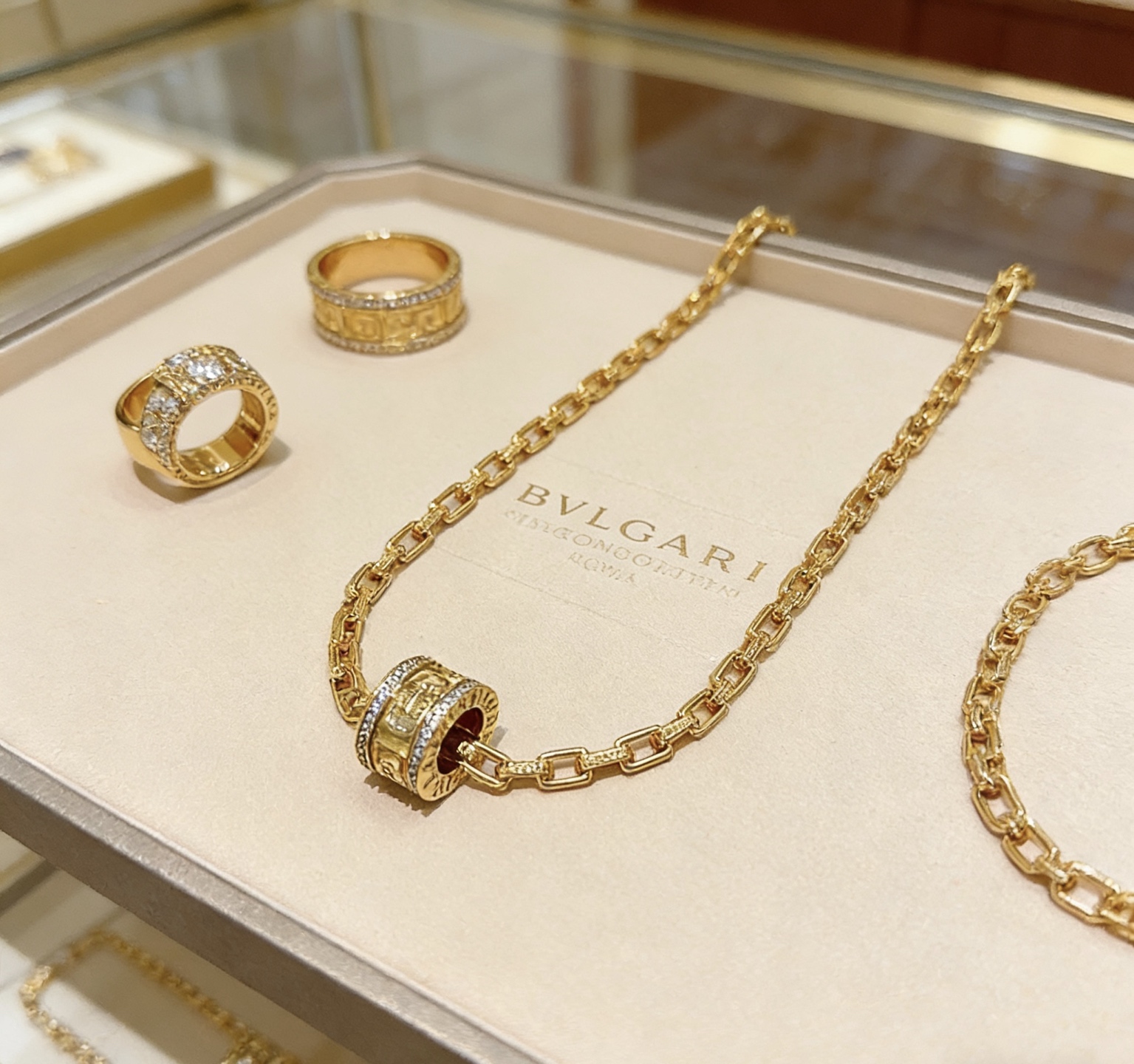 Bvlgari Bvlgari Roma necklace Yellow gold with clear diamond accents 45cm
