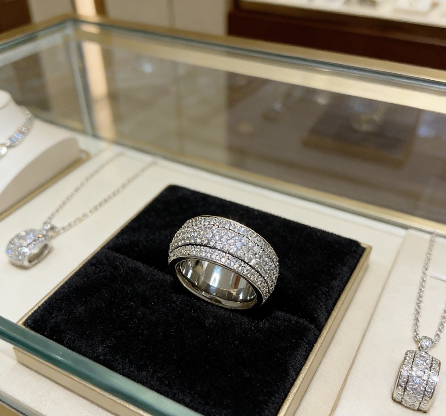 Bvlgari DIVAS DREAM ring 18k white gold with full pave set white diamonds 54