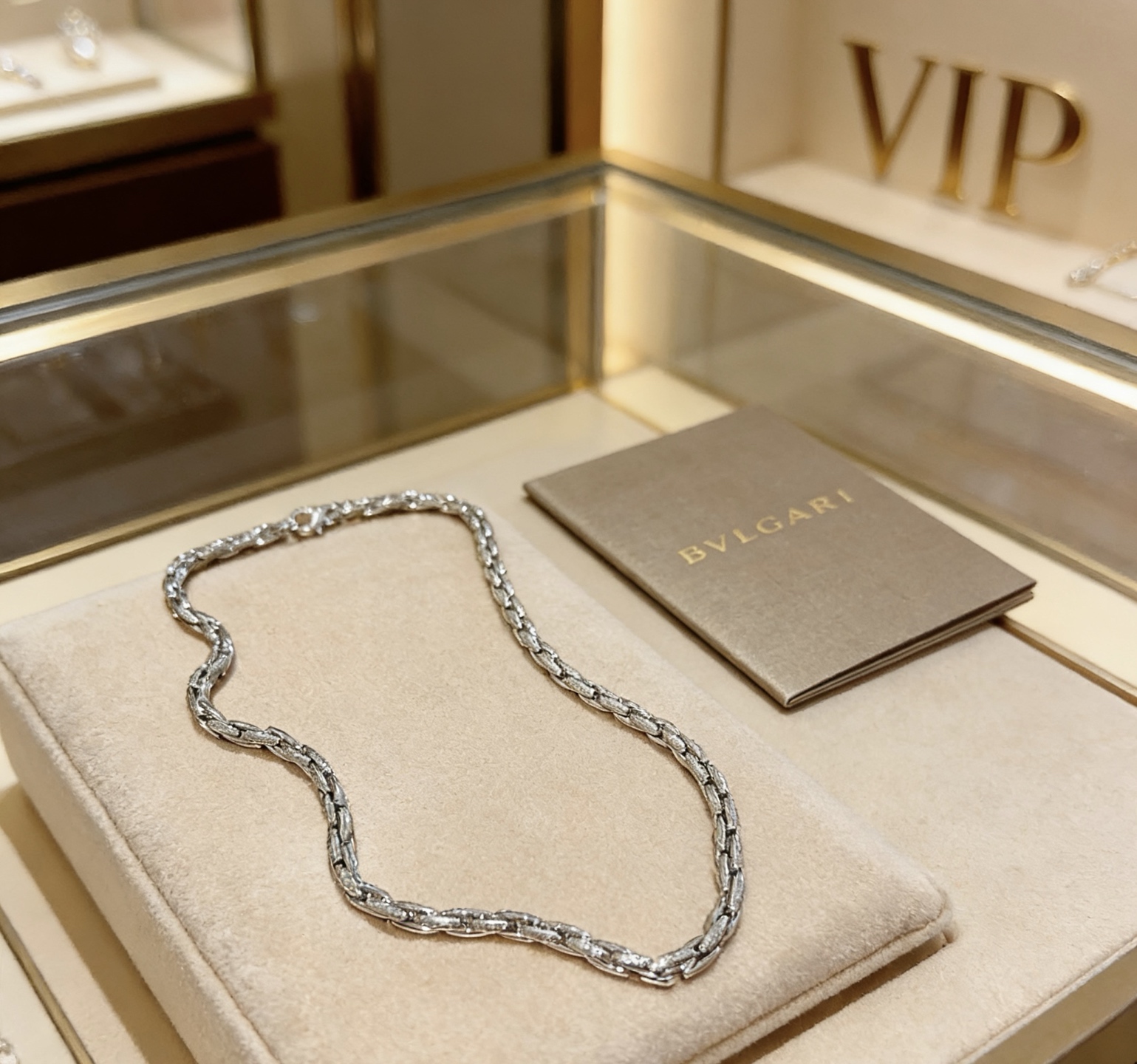 Bvlgari Bvlgari V necklace 18K white gold 50cm