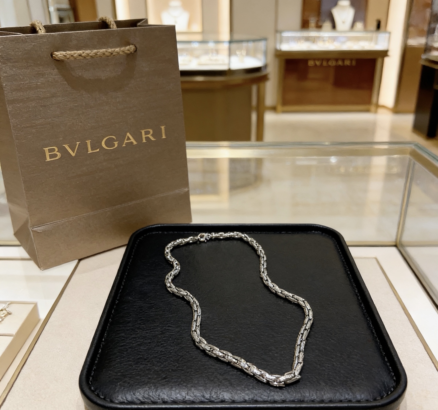 Bvlgari Bvlgari V necklace 18K white gold 50cm