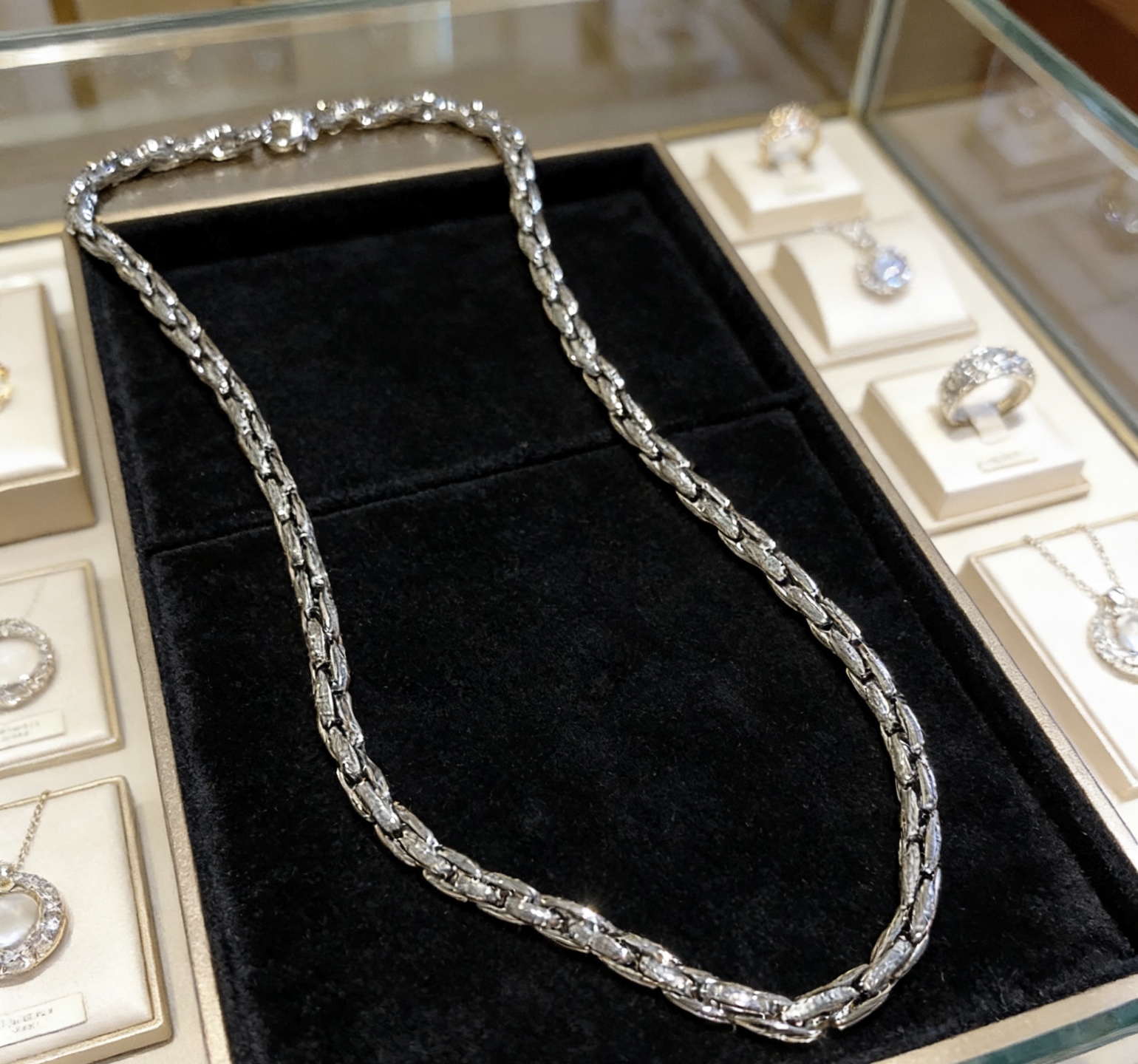 Bvlgari Bvlgari V necklace 18K white gold 50cm