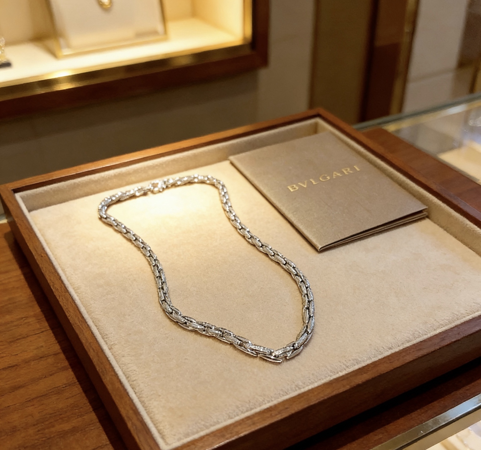 Bvlgari Bvlgari V necklace 18K white gold 50cm