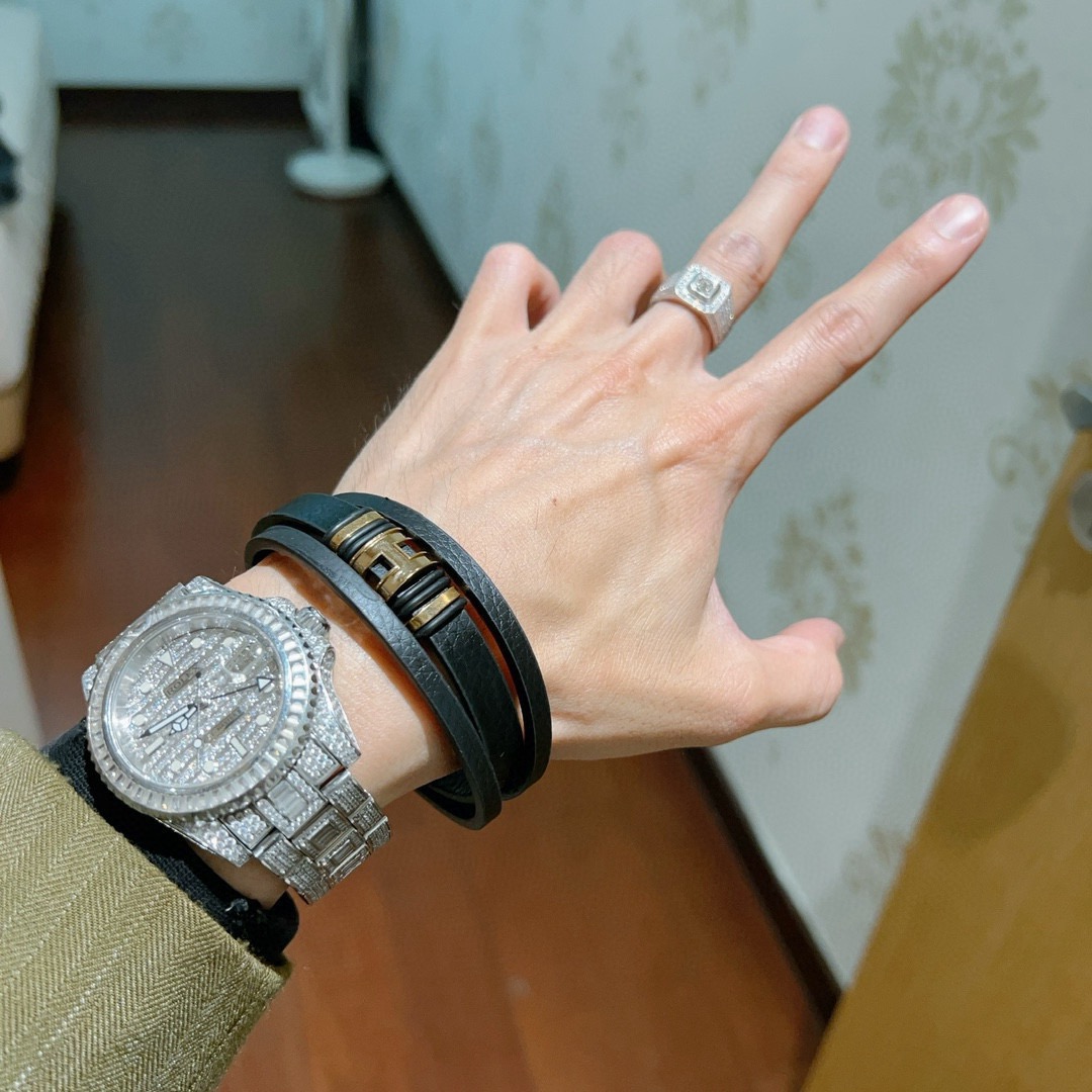 Pulsera Hermes New H de cuero negro con herrajes de metal dorado T3