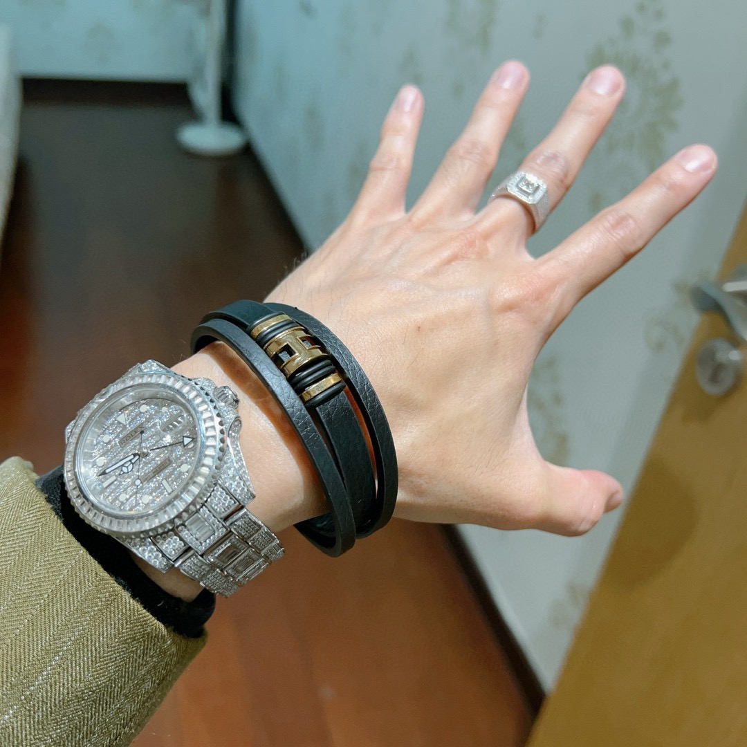 Pulsera Hermes New H de cuero negro con herrajes de metal dorado T3