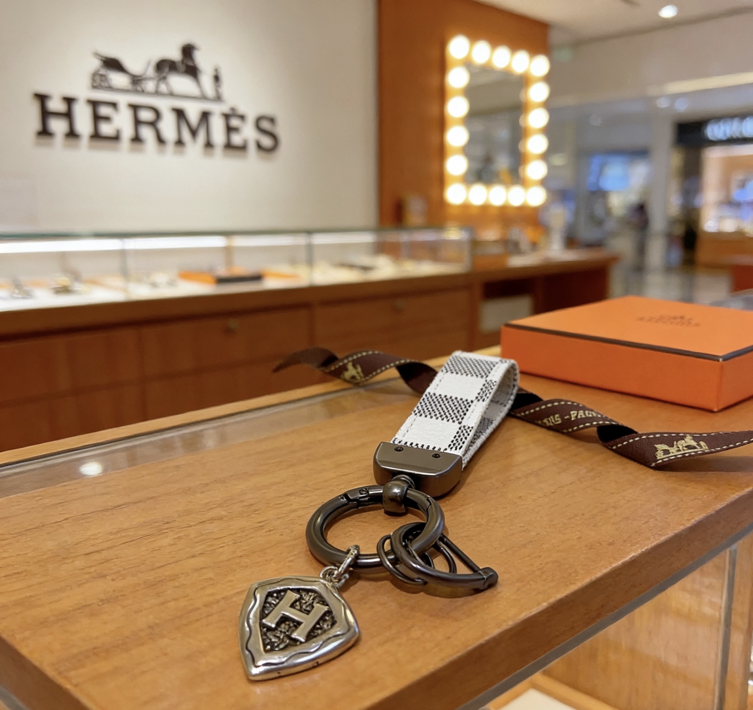 Hermes H Shield Key Charm pingente branco e cinza escuro lona xadrez metal bronze antigo tom prateado H Shield Charm 10 cm de comprimento total