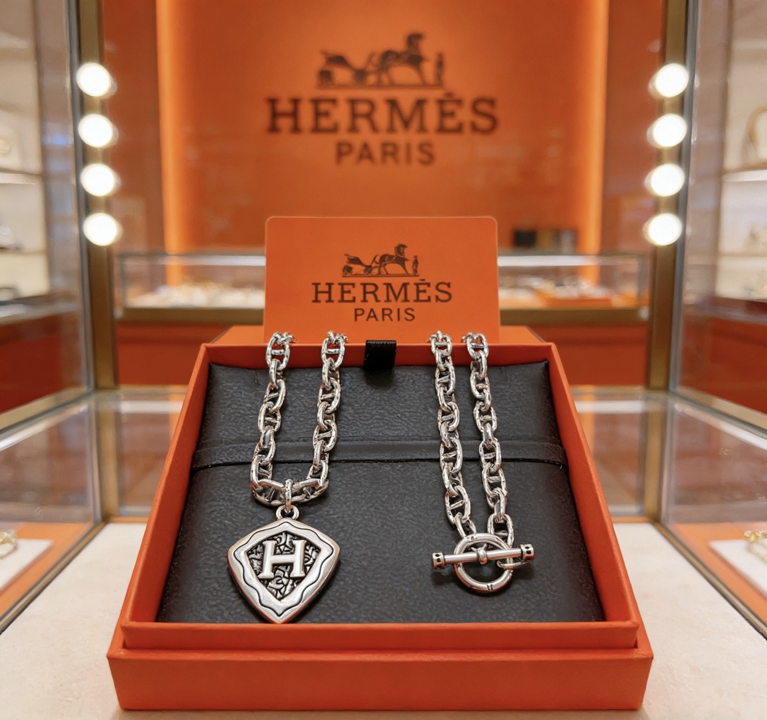 Hermes Chaine d Ancre Shield H Collar con colgante vintage de metal plateado con detalles envejecidos sin piedras preciosas 50 cm