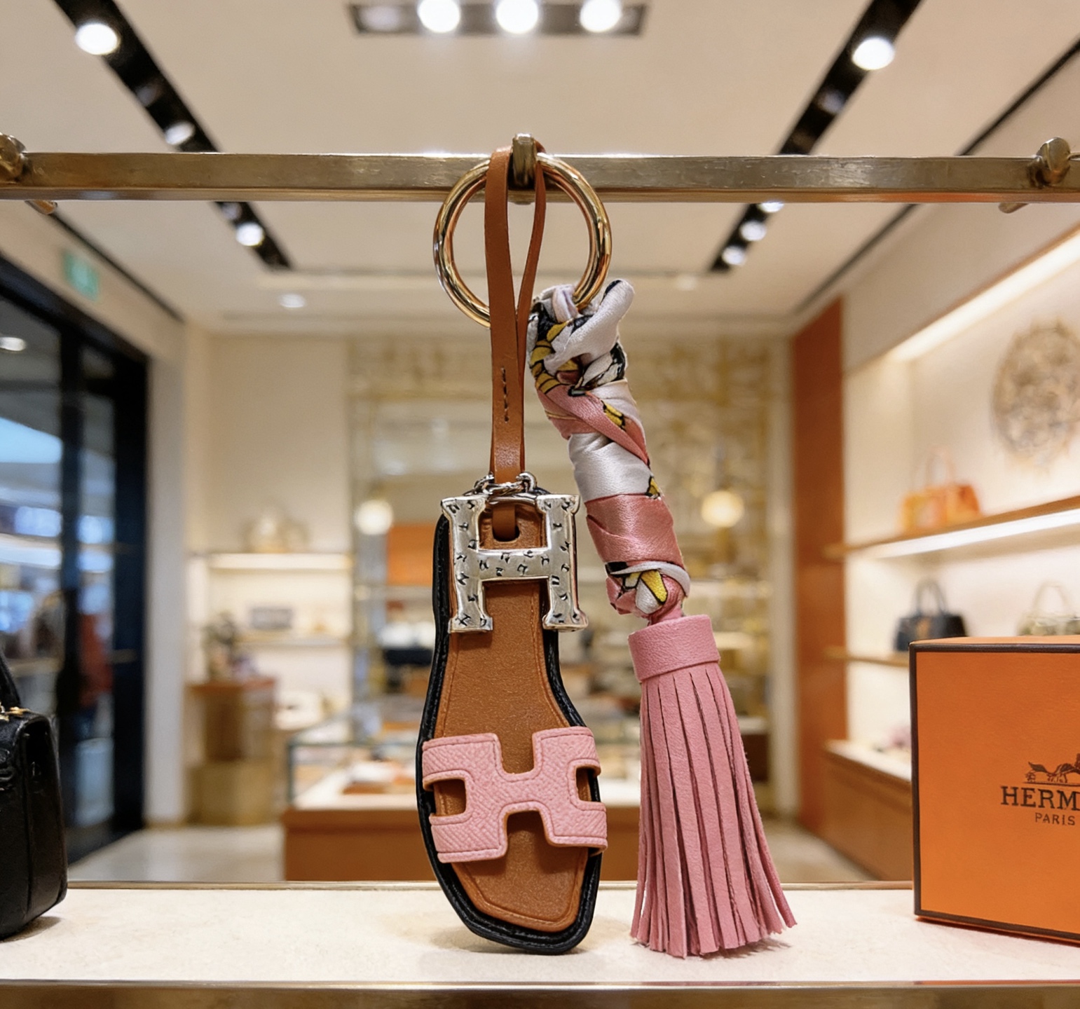 Hermes Oran Sandal Tassel Key Charm pendentif Métal doré cuir grainé rose cuir lisse beige bordure noire twilly de soie multicolore longueur totale du bracelet 12 cm